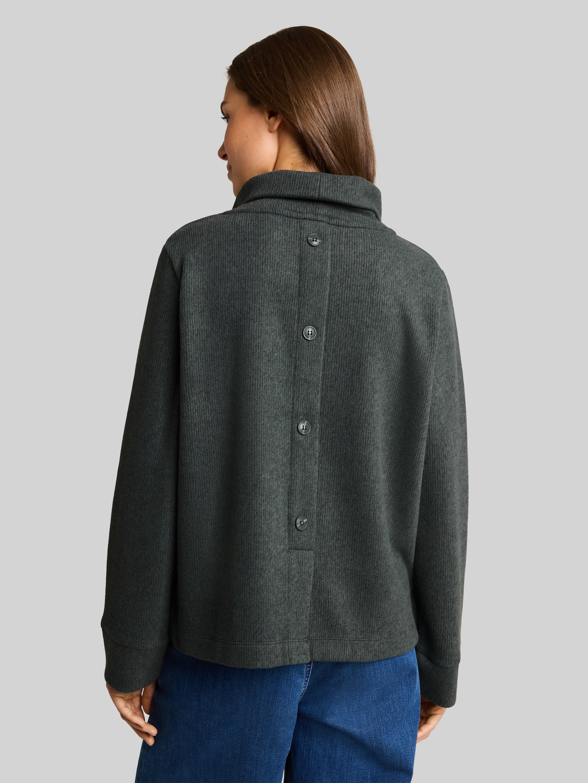 Cosy Sweatshirt mit Deko-Knopfleiste - dark olive melange - Auschnitt Model-Rückansicht