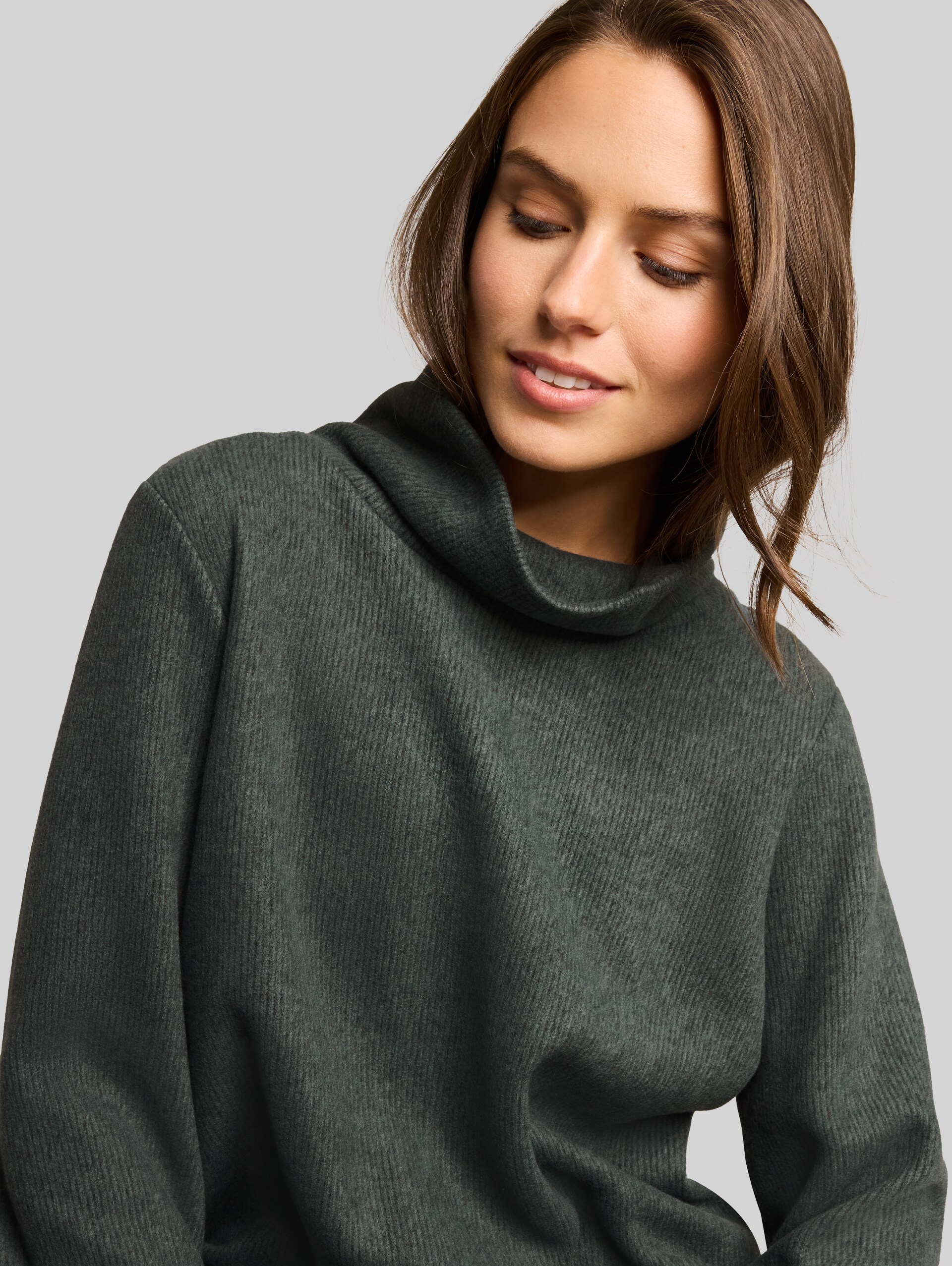 Cosy Sweatshirt mit Deko-Knopfleiste - dark olive melange - Detail-Model-Ansicht