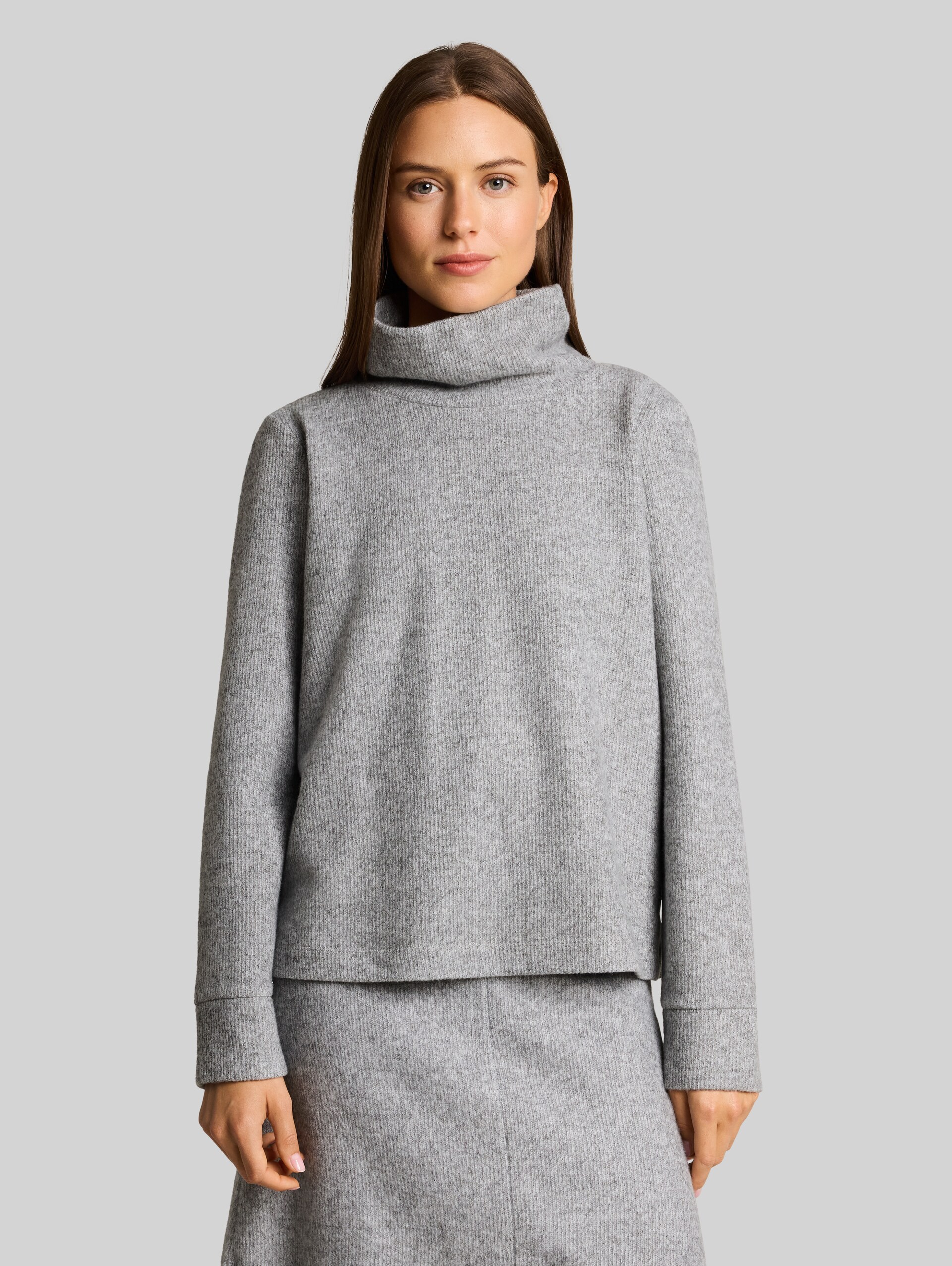 Cosy Sweatshirt mit Deko-Knopfleiste - soft grey melange - Ausschnitt Model-Vorderansicht