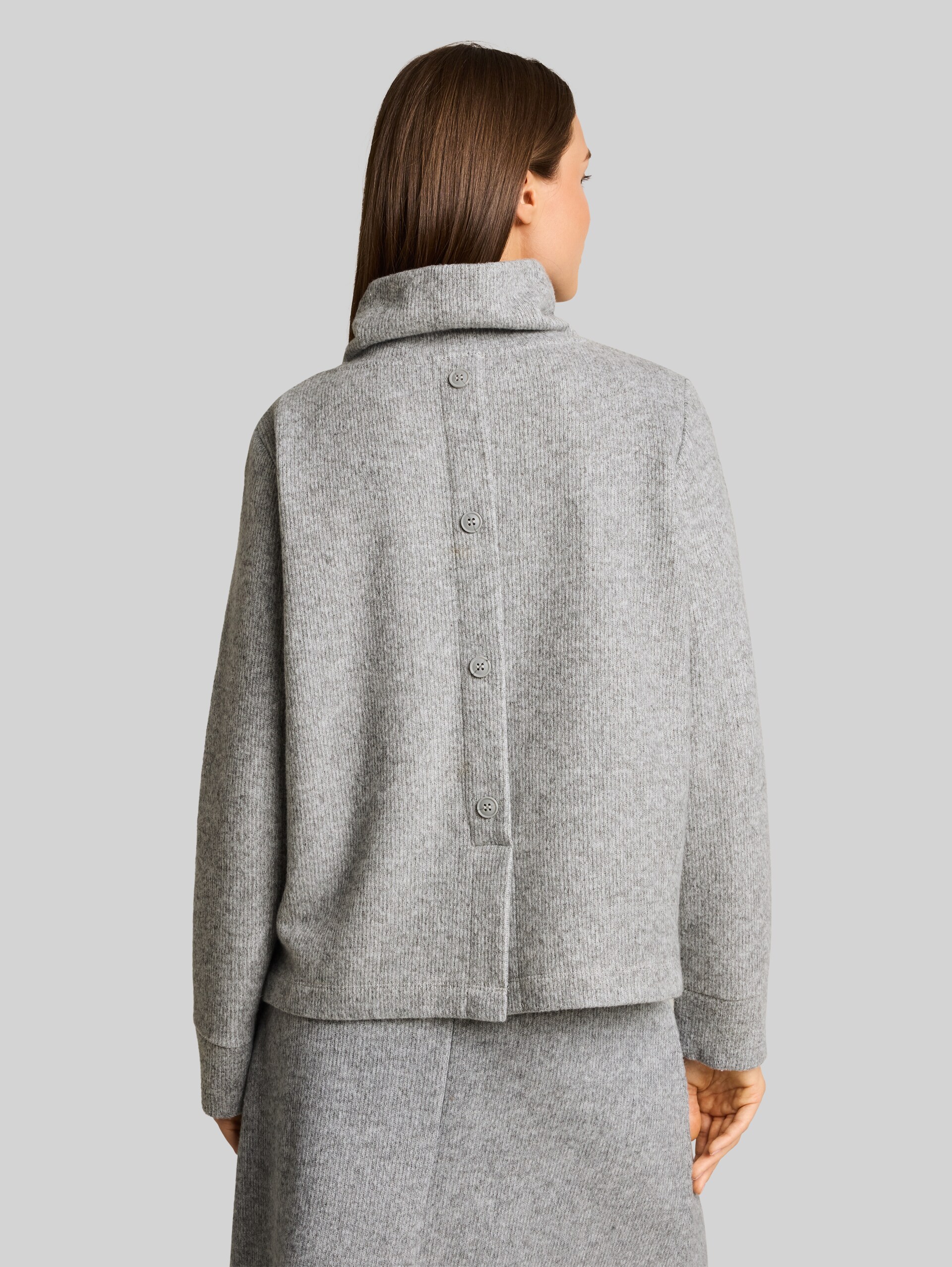 Cosy Sweatshirt mit Deko-Knopfleiste - soft grey melange - Auschnitt Model-Rückansicht