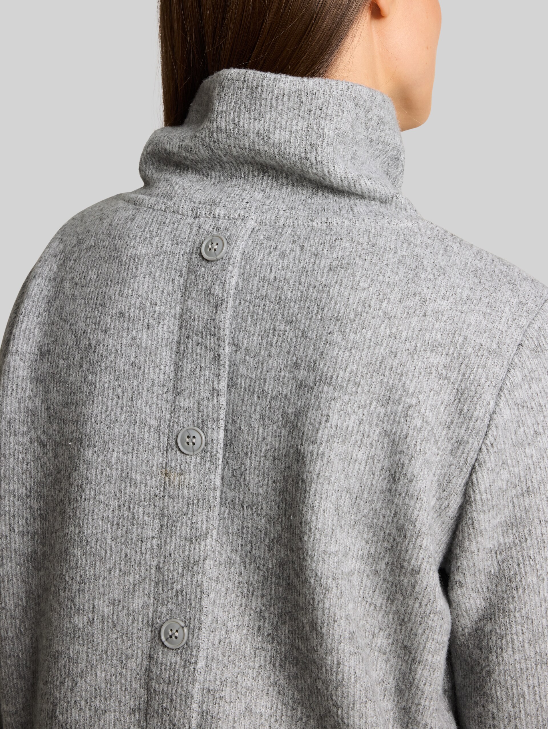 Cosy Sweatshirt mit Deko-Knopfleiste - soft grey melange - Detail-Model-Ansicht