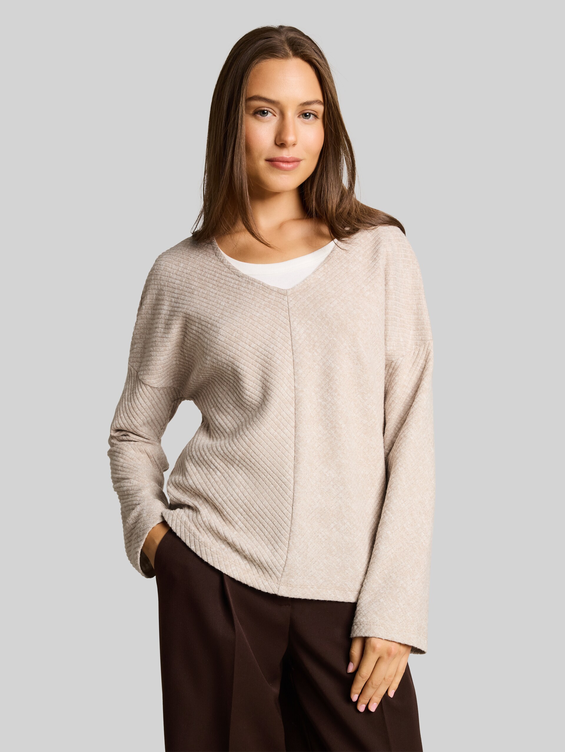 Sweat-shirt confortable à col en V - gravel beige melange - Découpe Vue de face du modèle