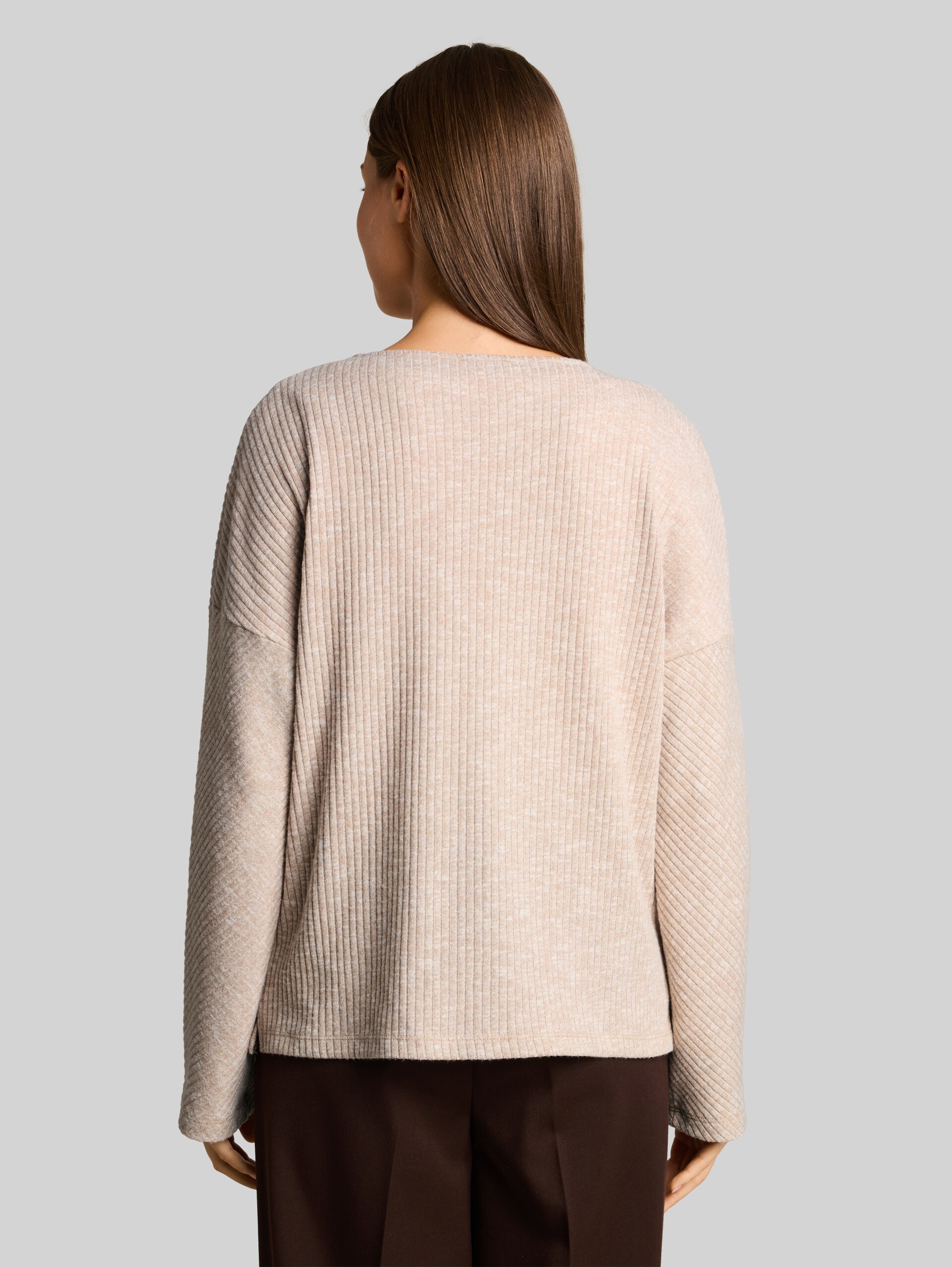 Sweat-shirt confortable à col en V - gravel beige melange - Découpe Vue arrière du modèle