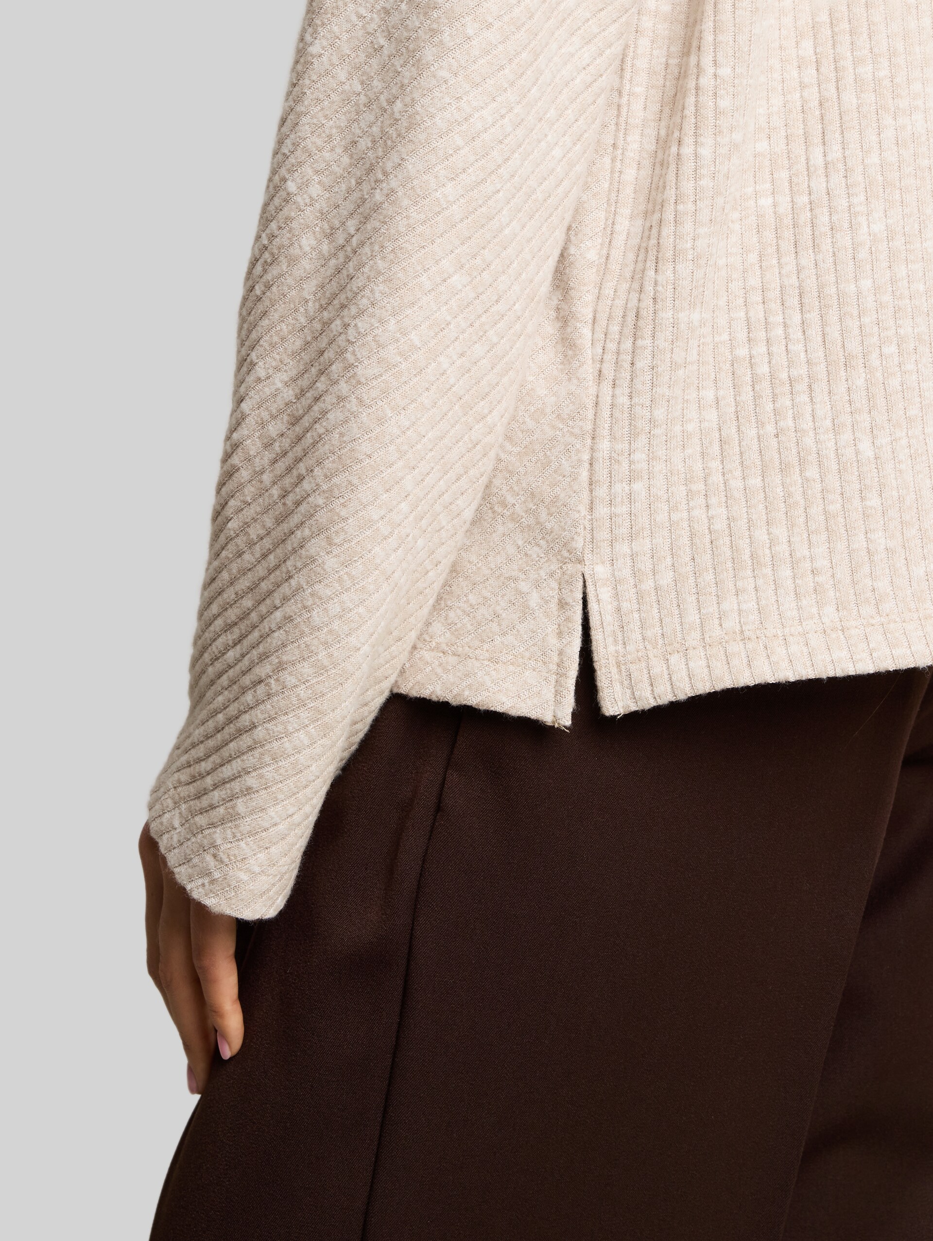 Sweat-shirt confortable à col en V - gravel beige melange - Vue détaillée du modèle