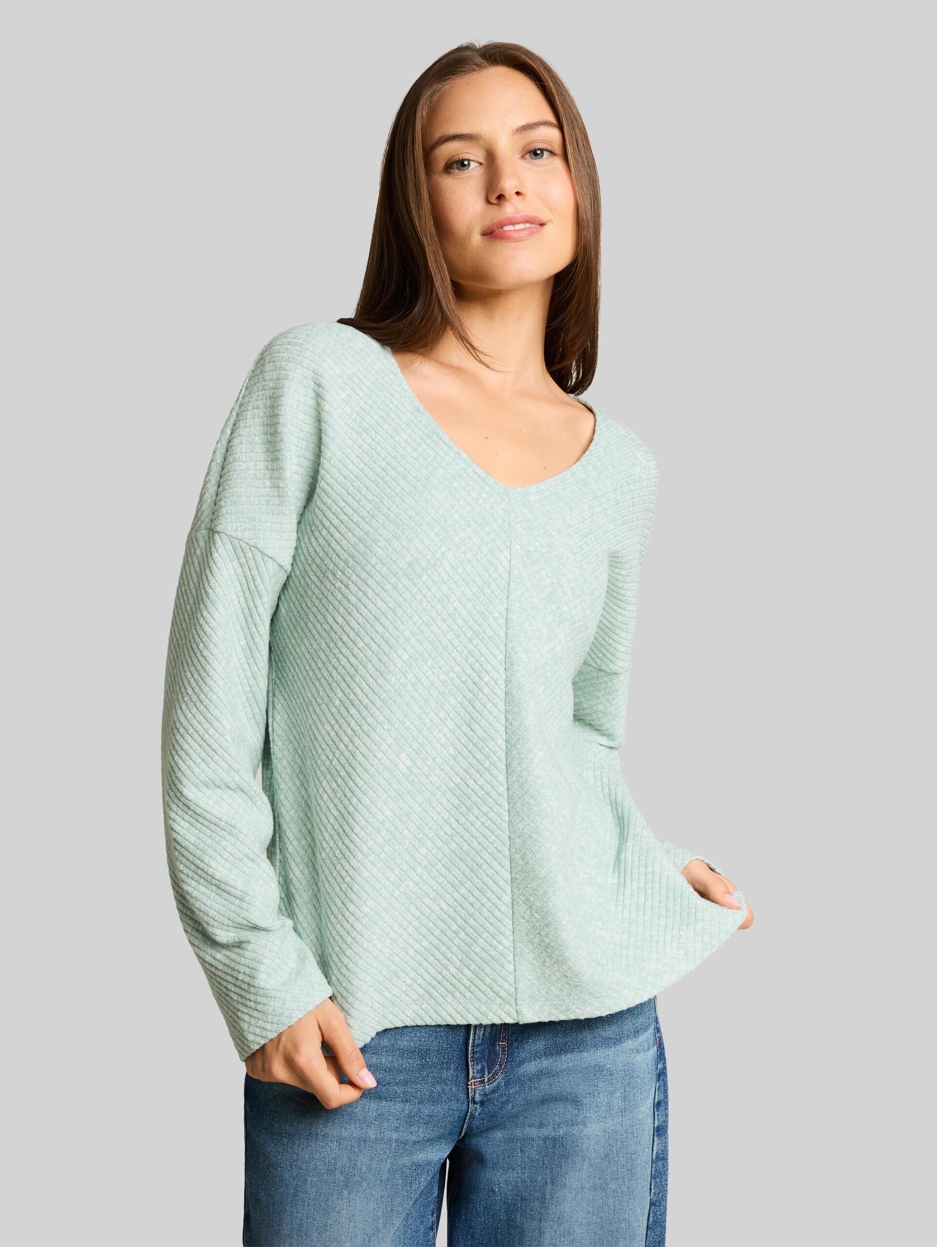 Sweat-shirt confortable à col en V - dusty light green melange - Découpe Vue de face du modèle