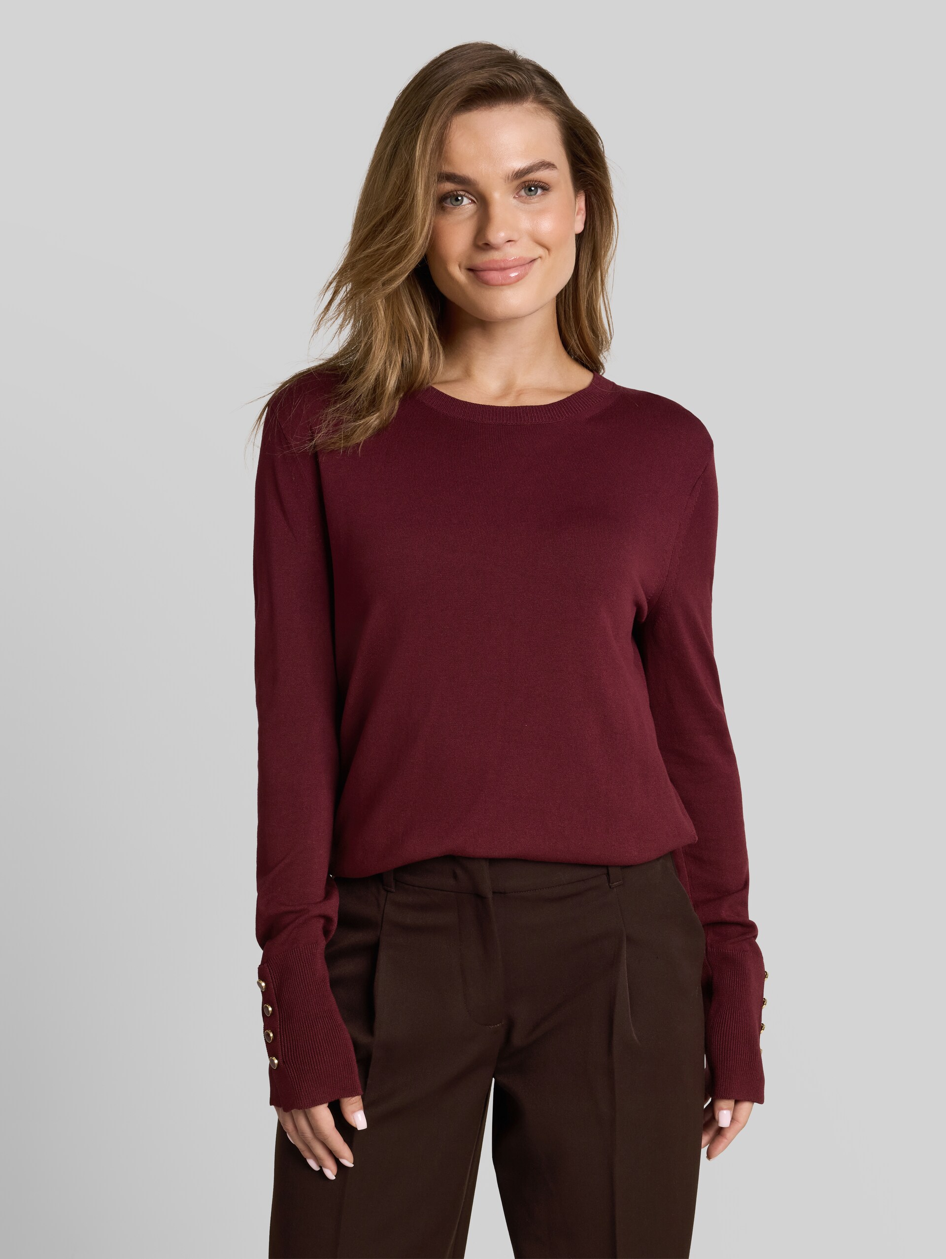 Gebreide trui met knoopdetails - Preppy Plum - Nek model vooraanzicht