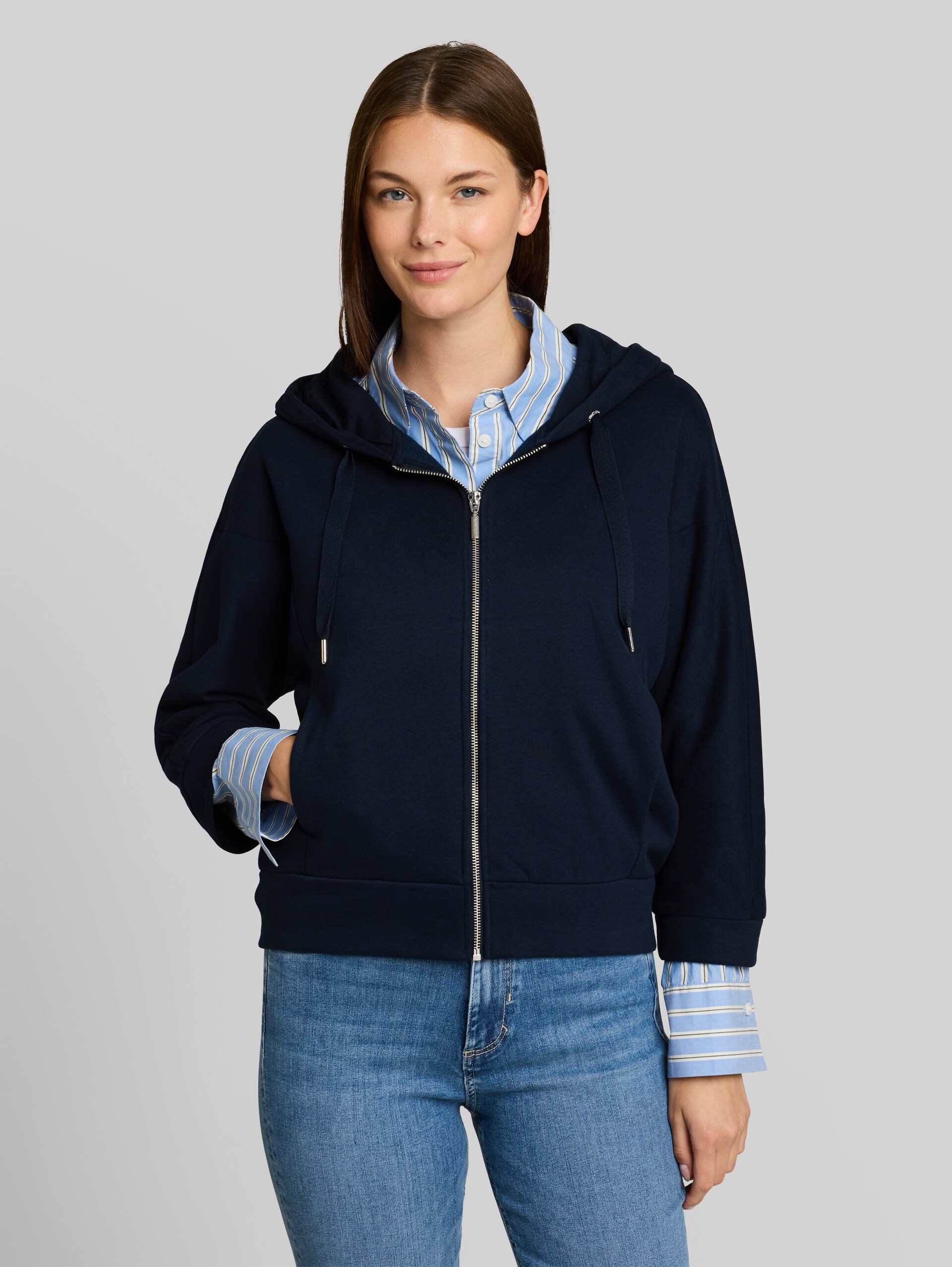Hoodie Sweatweste mit Fledermausärmeln - sky captain blue - Ausschnitt Model-Vorderansicht