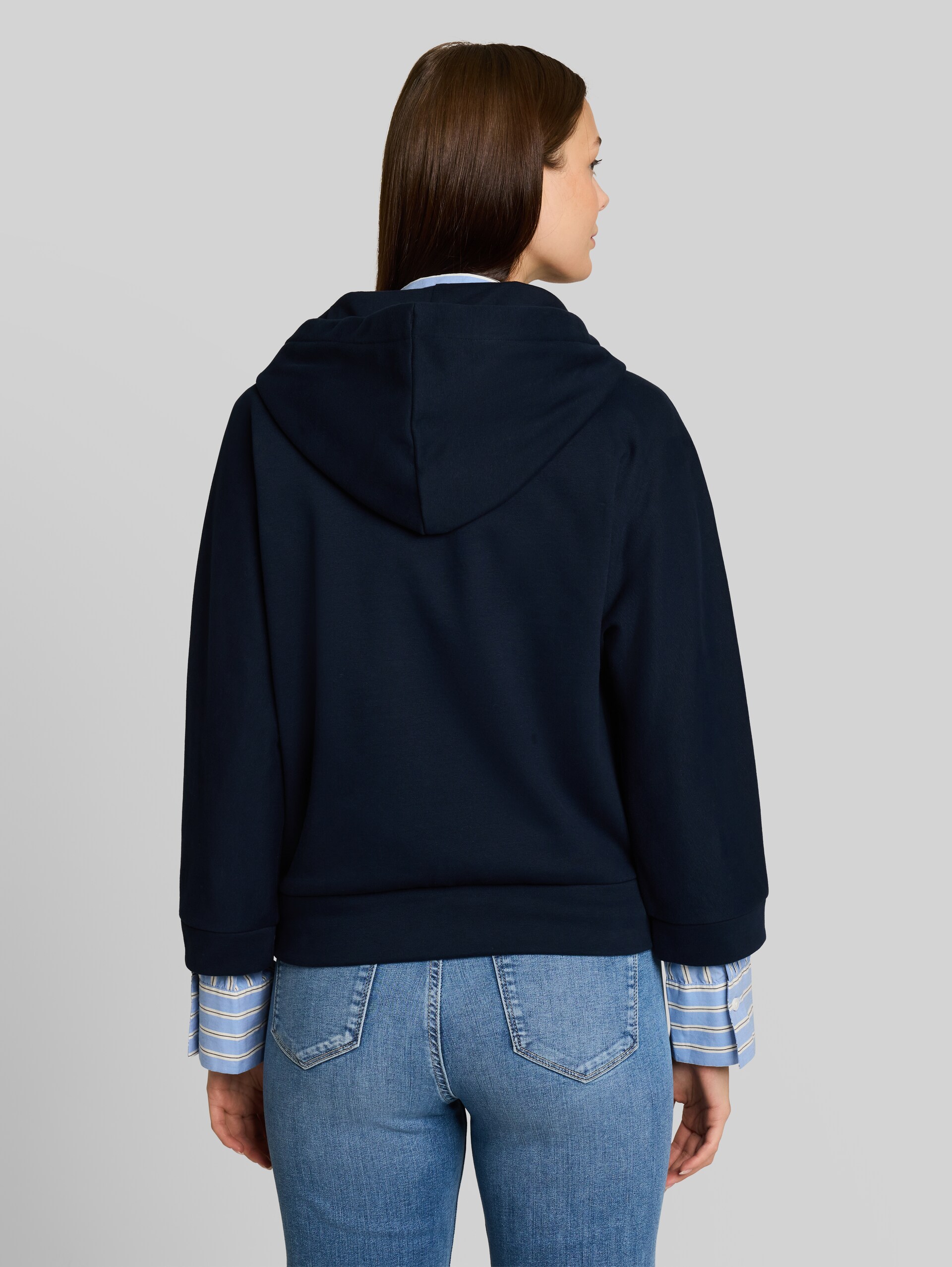 Hoodie Sweatweste mit Fledermausärmeln - sky captain blue - Auschnitt Model-Rückansicht