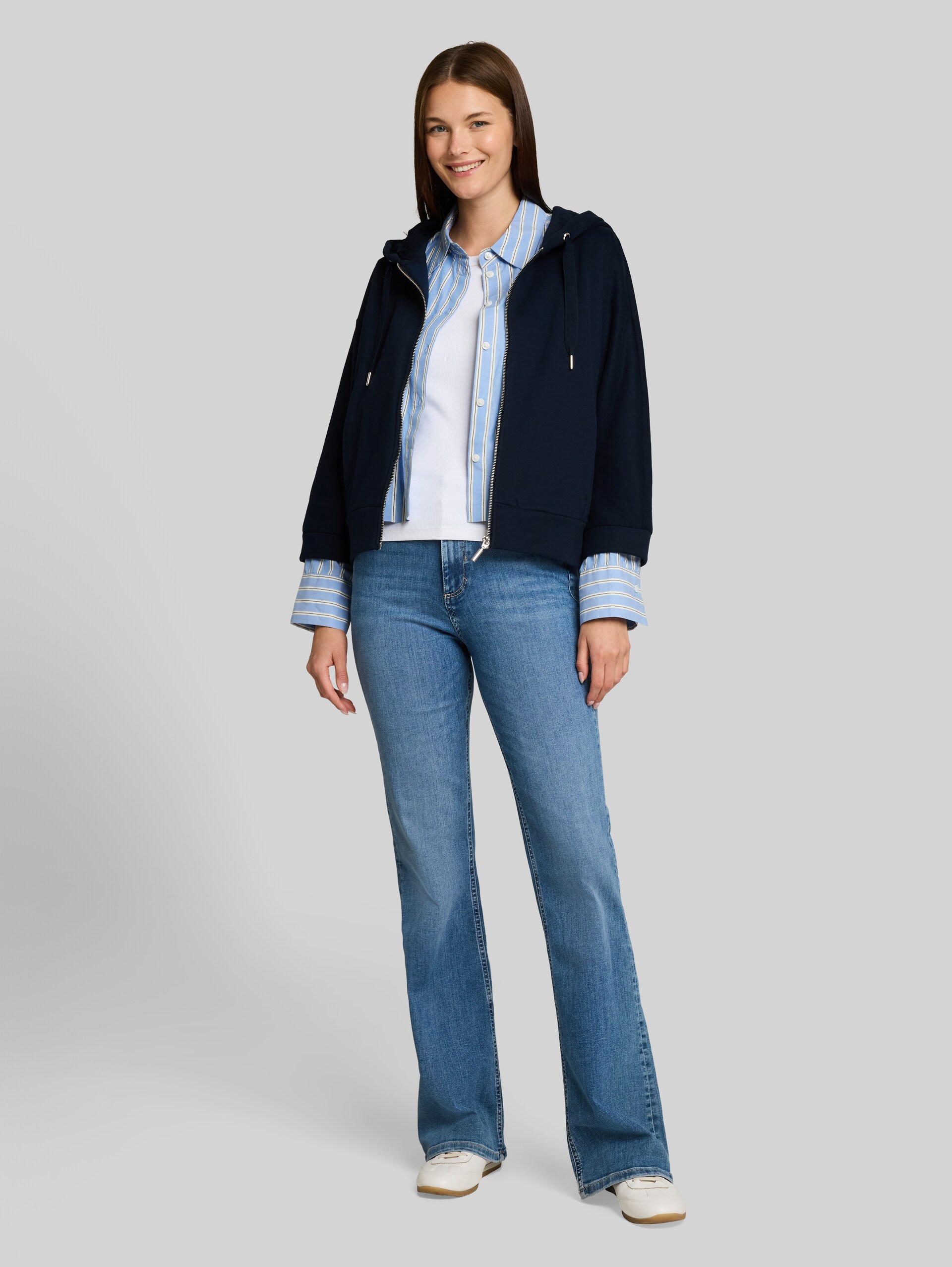 Hoodie Sweatweste mit Fledermausärmeln - sky captain blue - Model-Vorderansicht