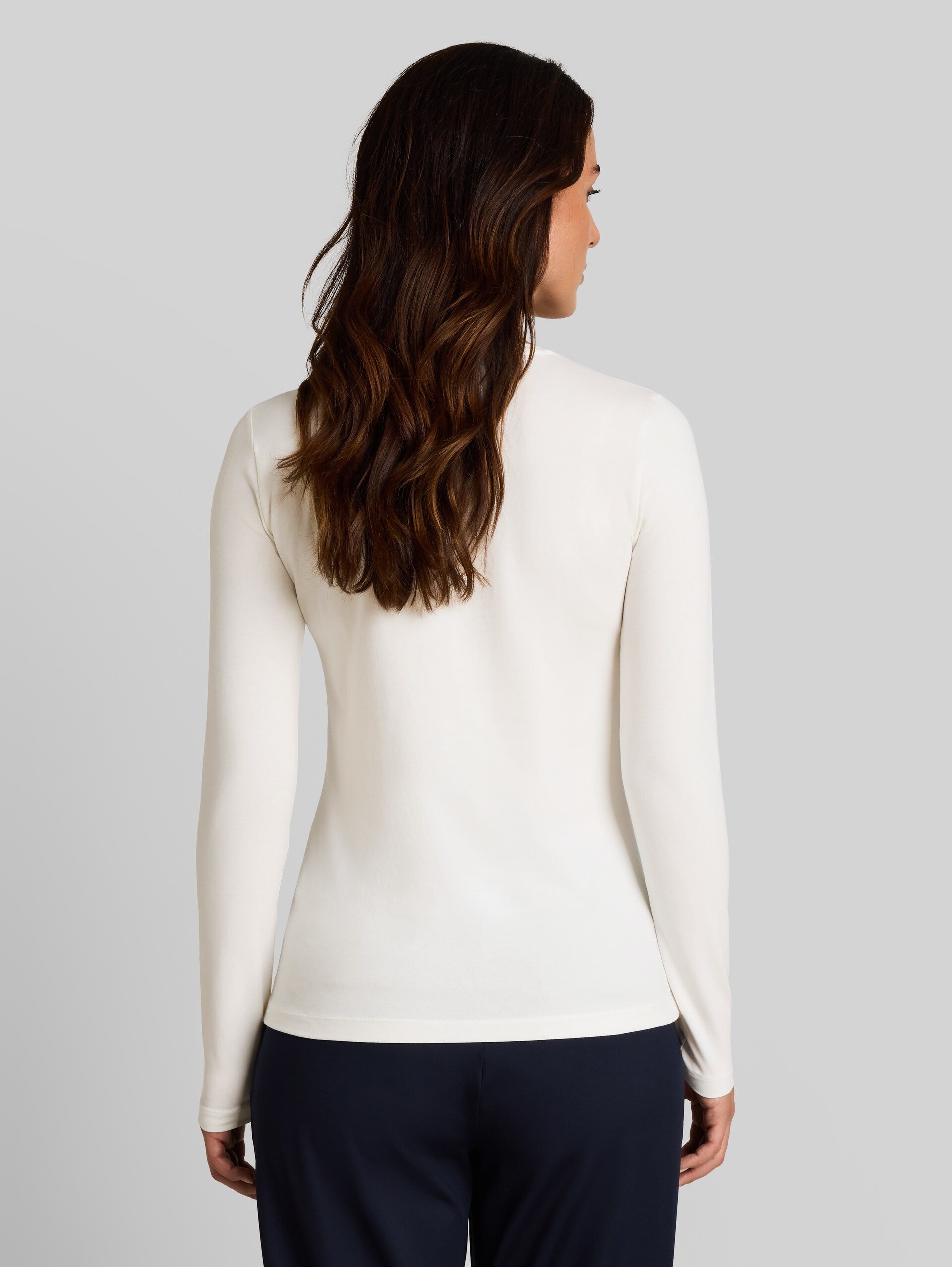 Slim fit T-shirt met lange mouwen en logoprint - Whisper White - Neklijn model-achteraanzicht