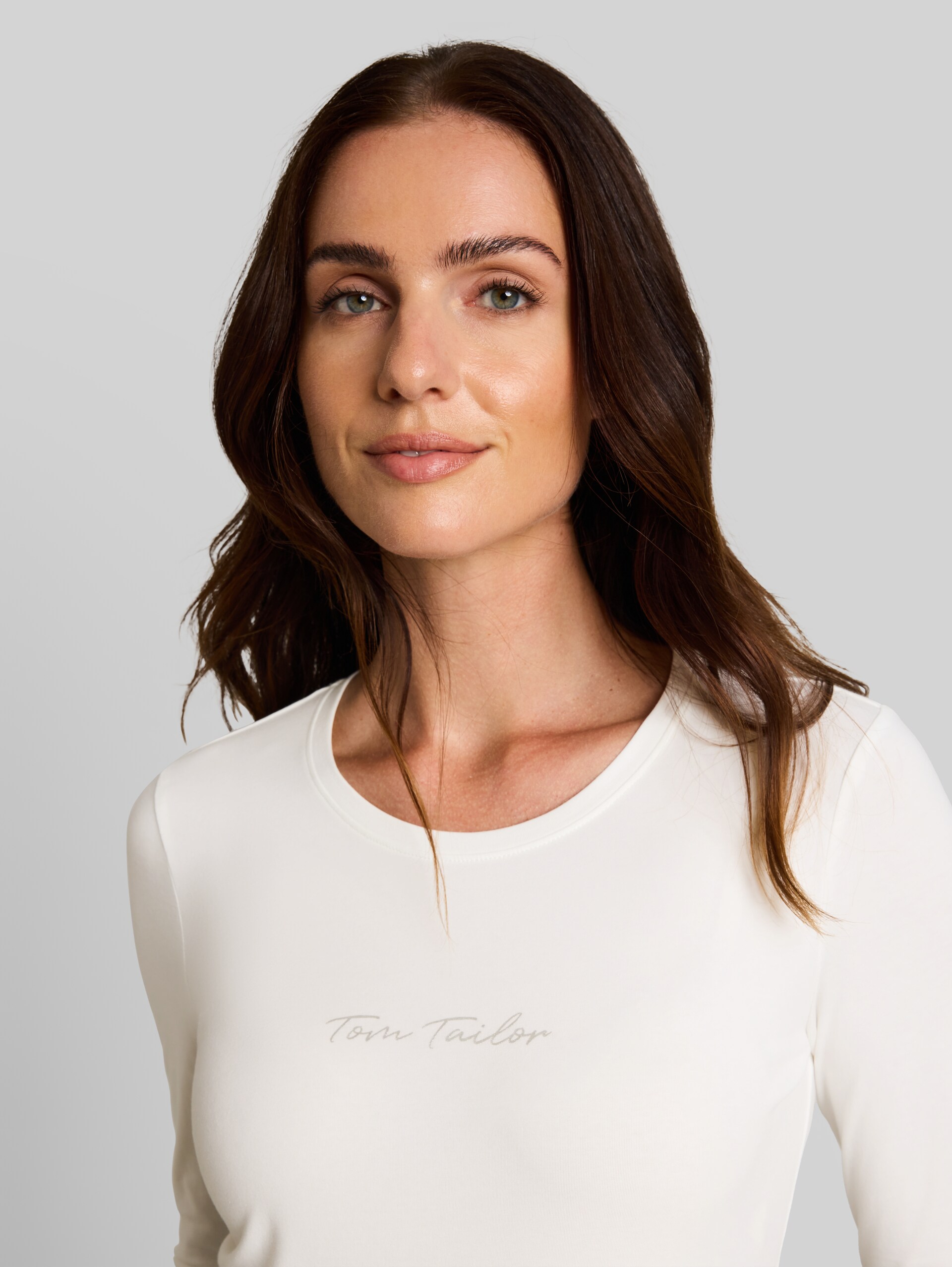 Slim fit T-shirt met lange mouwen en logoprint - Whisper White - Detailaanzicht model