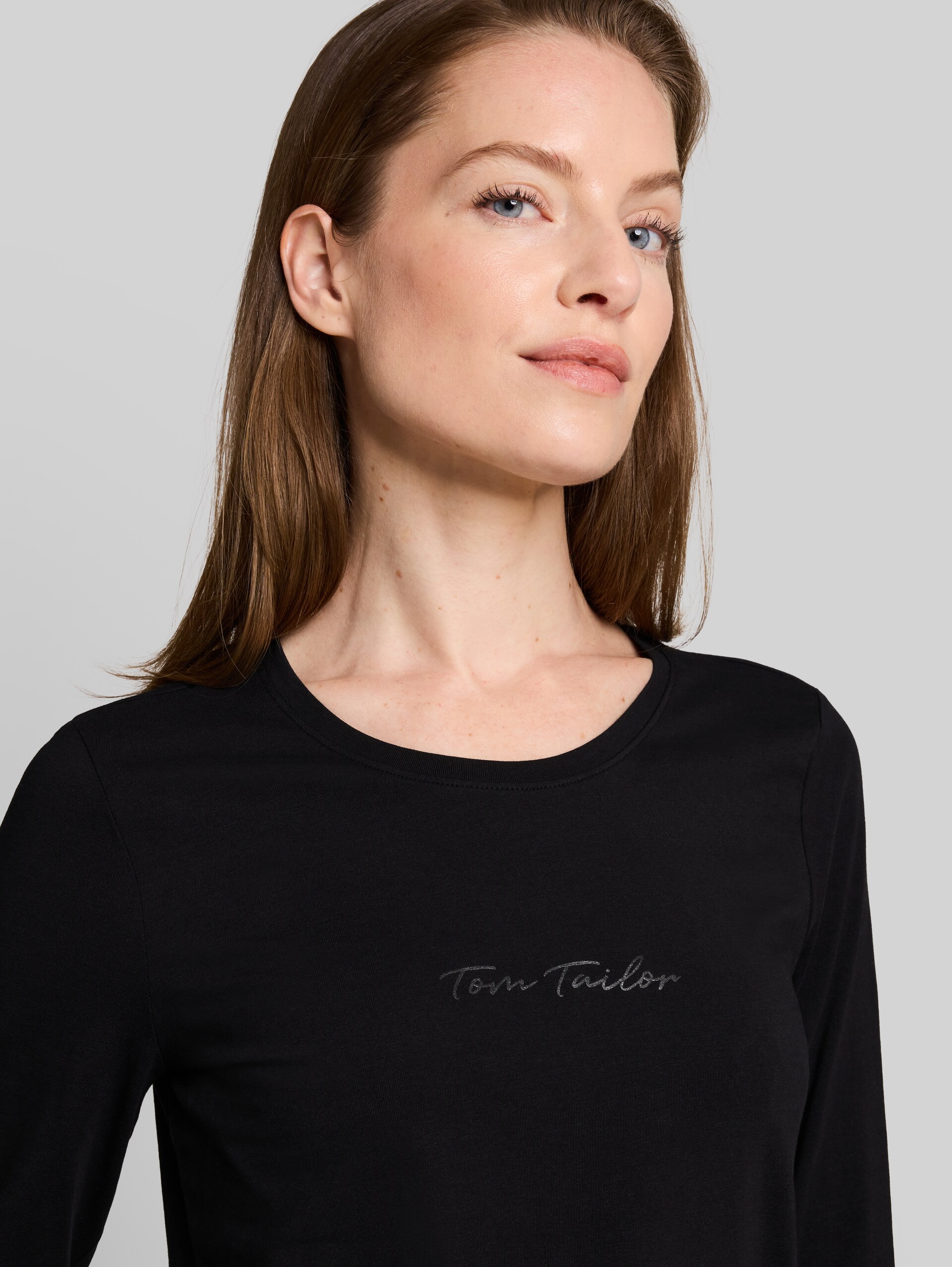 Slim fit T-shirt met lange mouwen en logoprint - deep black - Detailaanzicht model