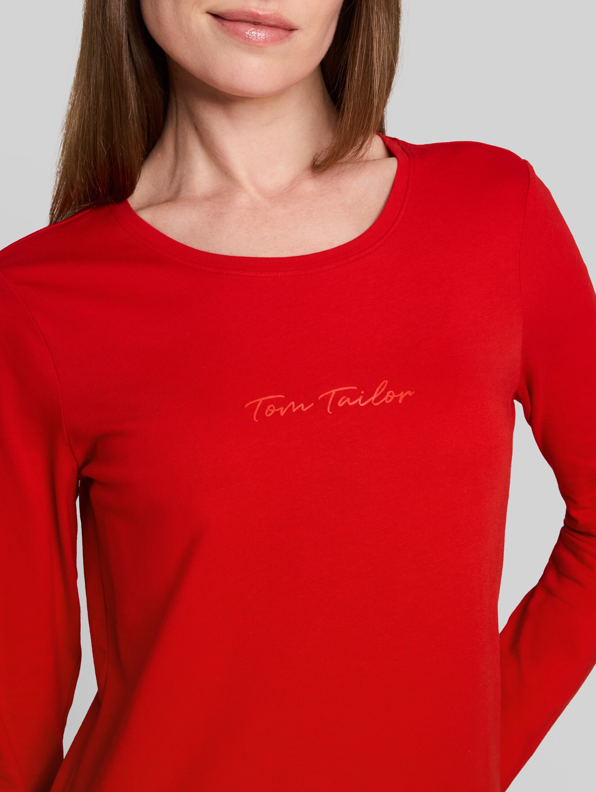 Slim fit T-shirt met lange mouwen en logoprint - soft scarlet red - Detailaanzicht model
