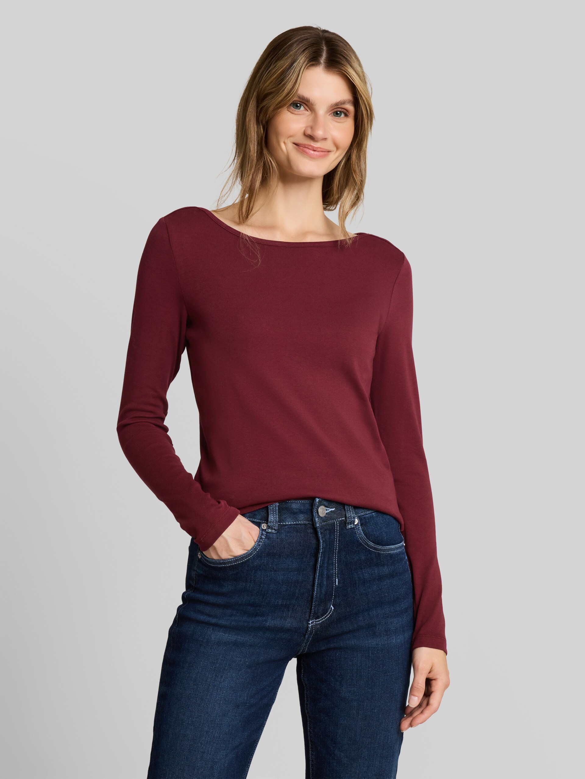 Slim Fit Langarmshirt mit U-Boot-Ausschnitt - Preppy Plum - Ausschnitt Model-Vorderansicht