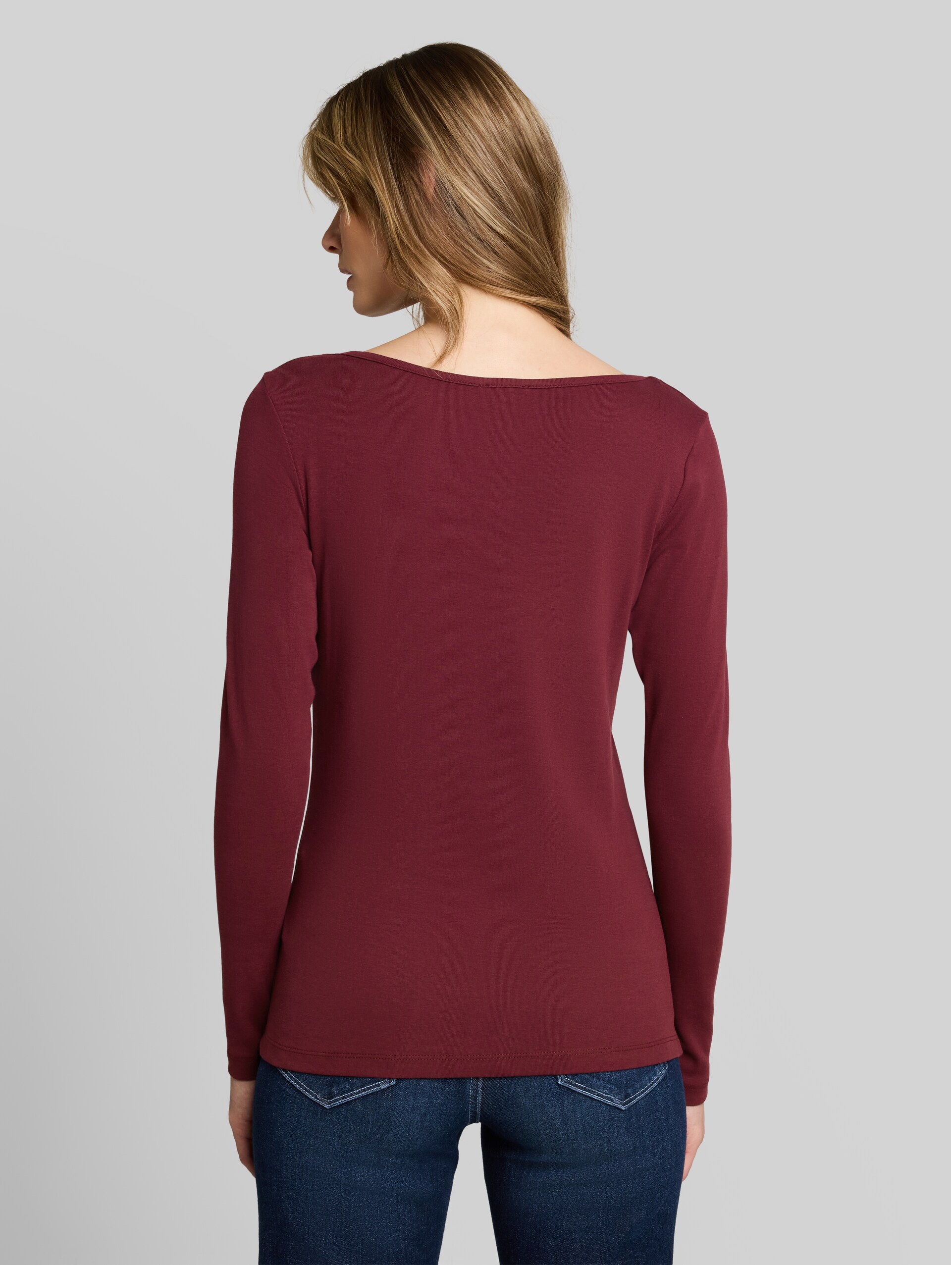 Slim Fit Langarmshirt mit U-Boot-Ausschnitt - Preppy Plum - Auschnitt Model-Rückansicht