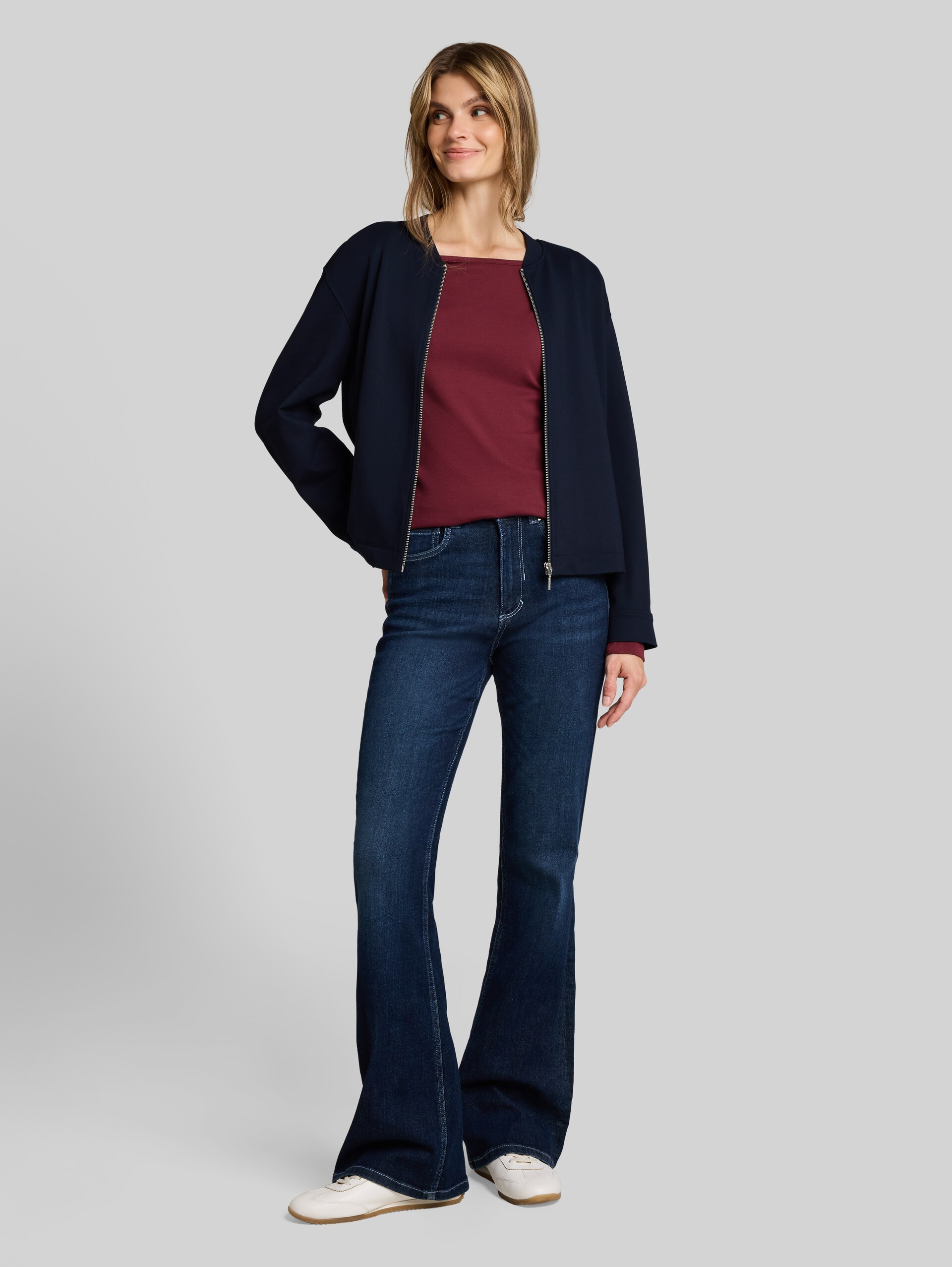 Slim Fit Langarmshirt mit U-Boot-Ausschnitt - Preppy Plum - Model-Vorderansicht