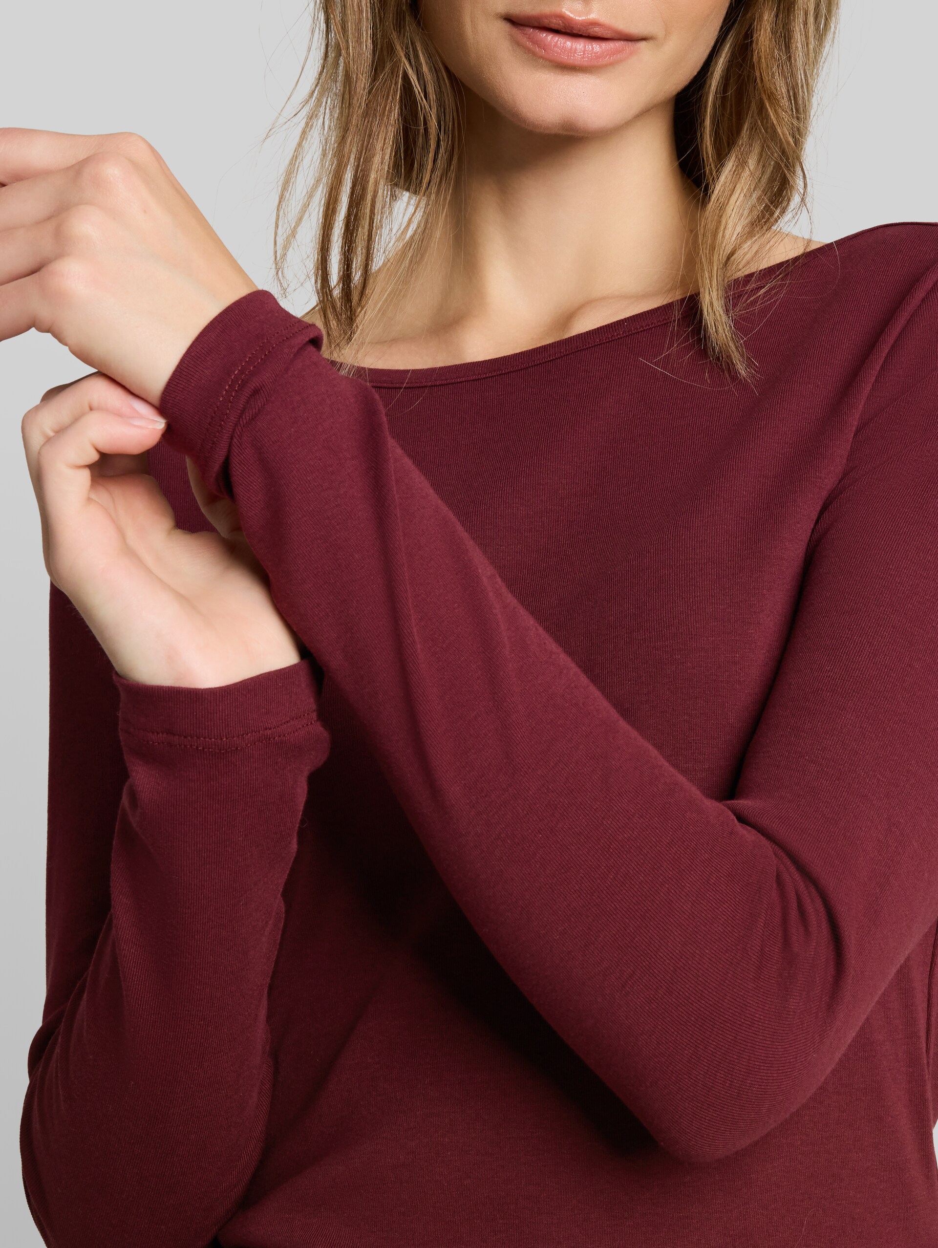 Slim Fit Langarmshirt mit U-Boot-Ausschnitt - Preppy Plum - Detail-Model-Ansicht