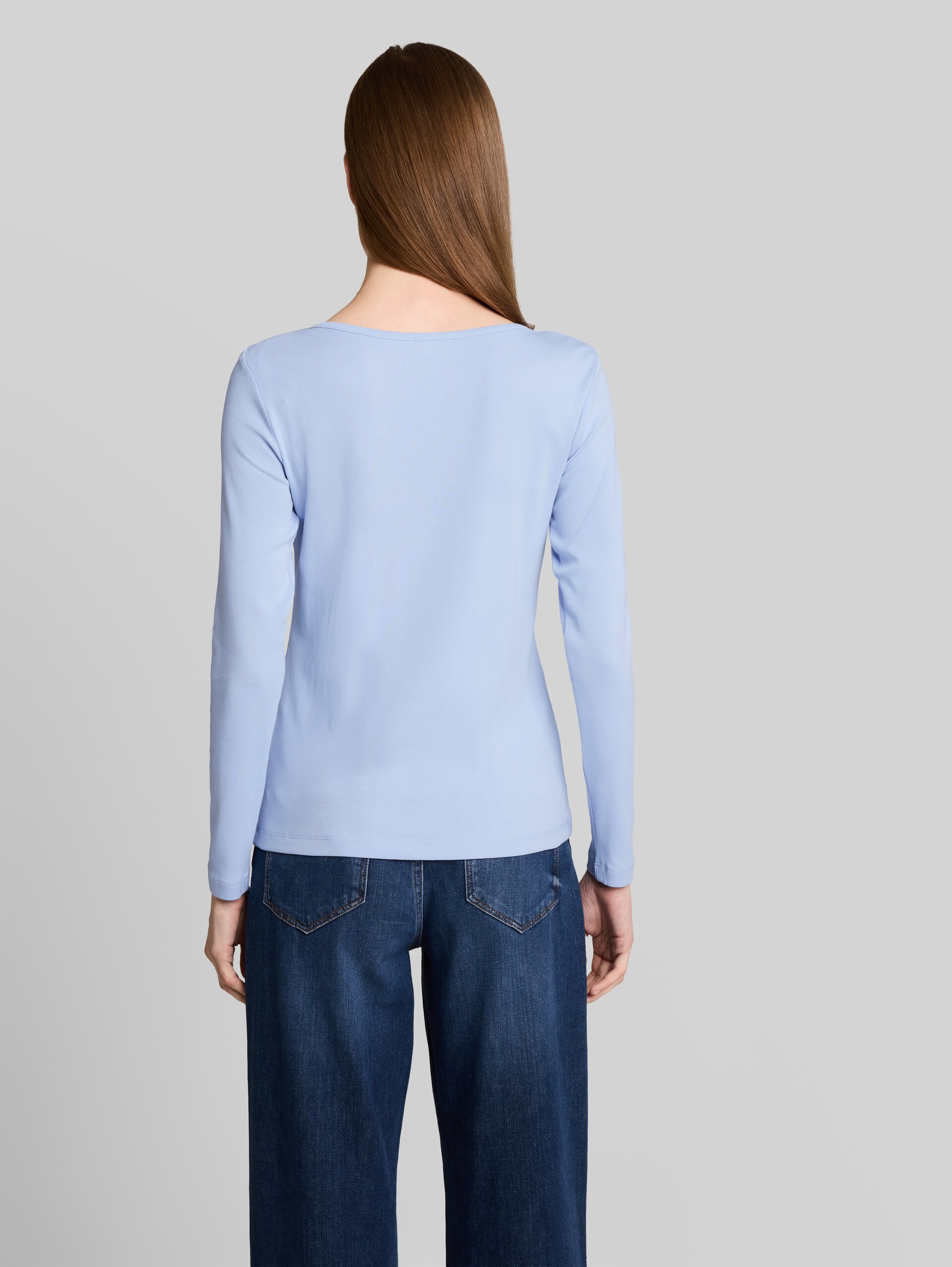 Slim Fit Langarmshirt mit U-Boot-Ausschnitt - Kentucky Blue - Auschnitt Model-Rückansicht