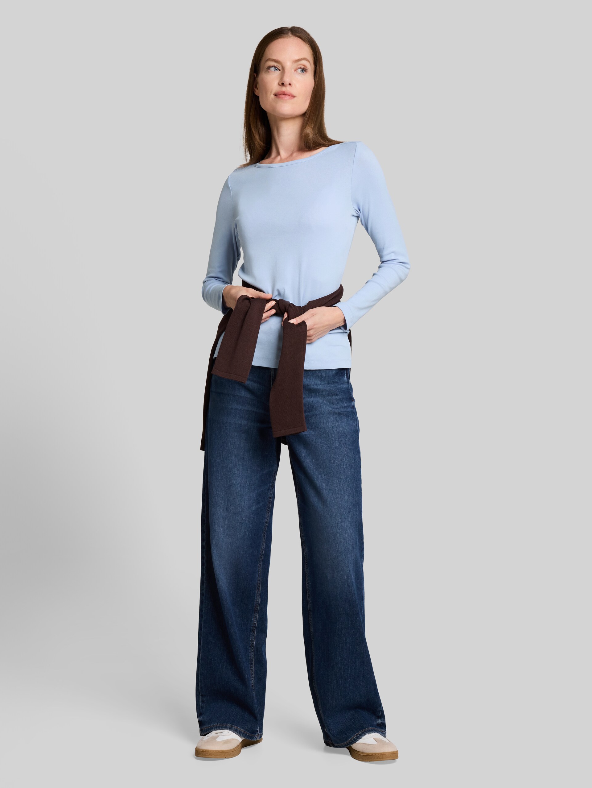 Slim Fit Langarmshirt mit U-Boot-Ausschnitt - Kentucky Blue - Model-Vorderansicht