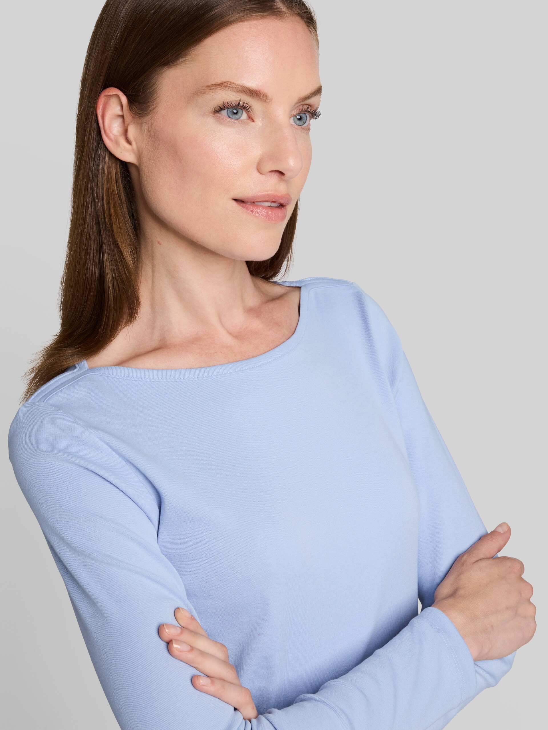 Slim Fit Langarmshirt mit U-Boot-Ausschnitt - Kentucky Blue - Detail-Model-Ansicht