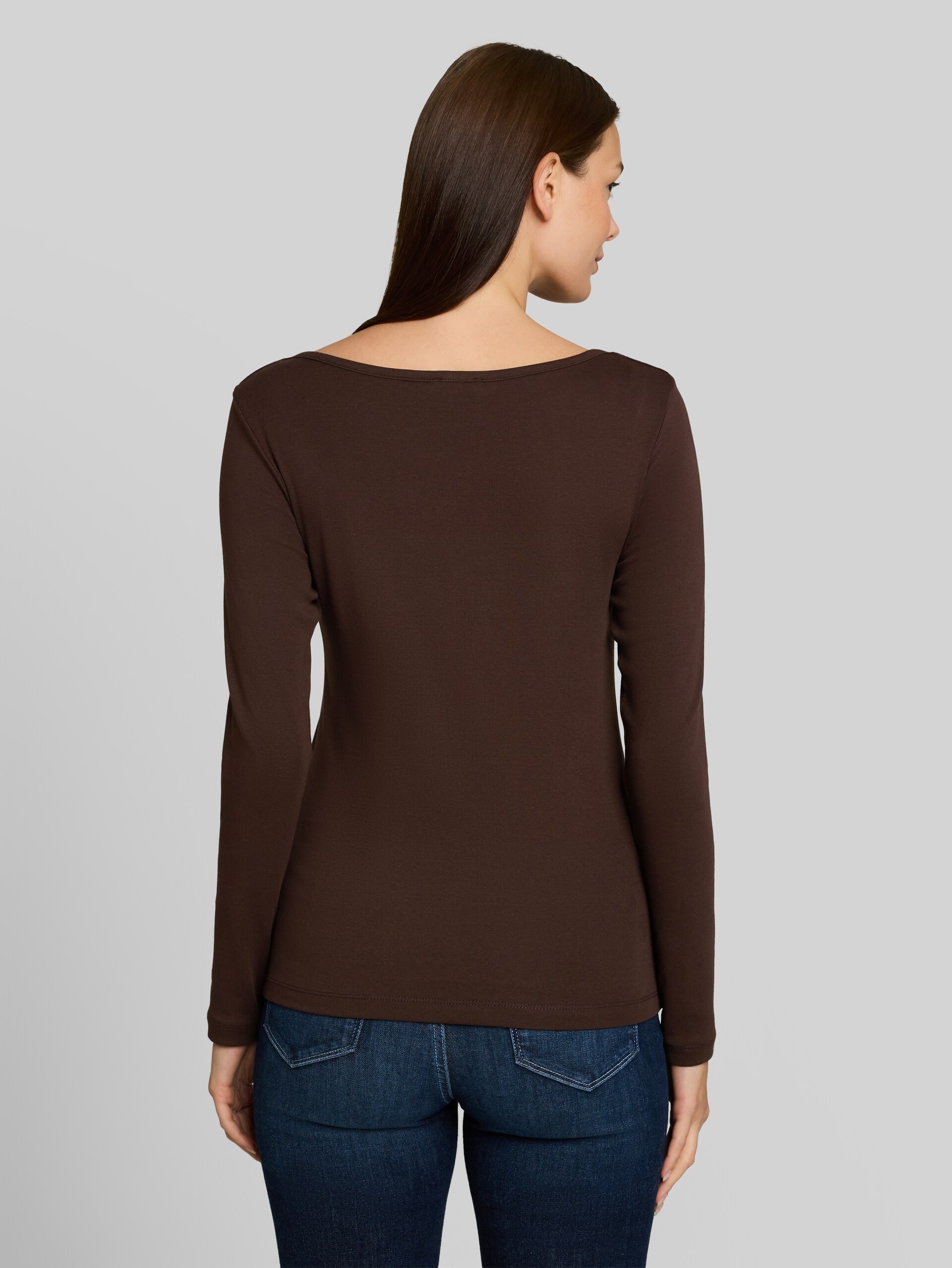 Slim Fit Langarmshirt mit U-Boot-Ausschnitt - java dark brown - Auschnitt Model-Rückansicht