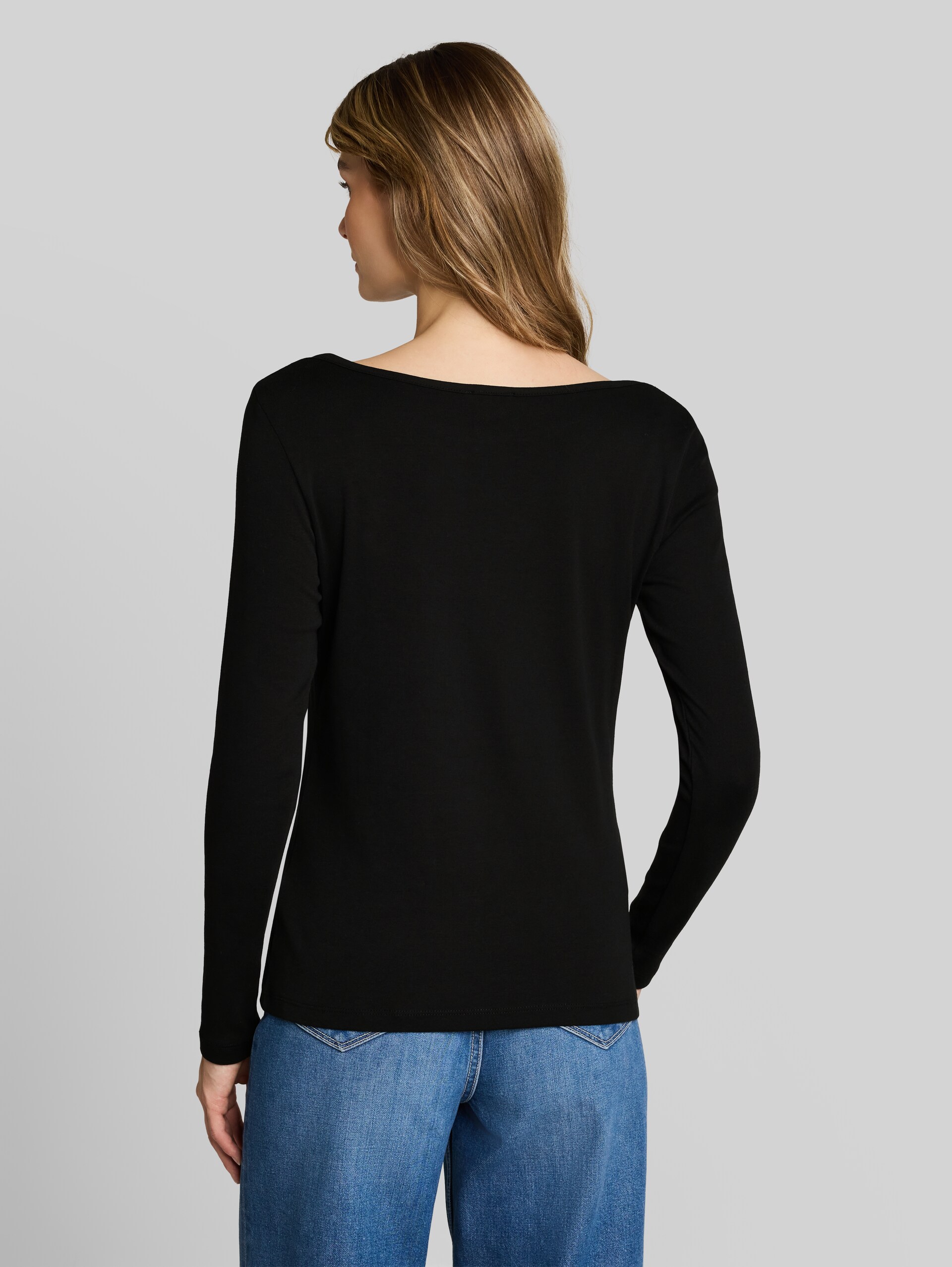 Slim Fit Langarmshirt mit U-Boot-Ausschnitt - deep black - Auschnitt Model-Rückansicht