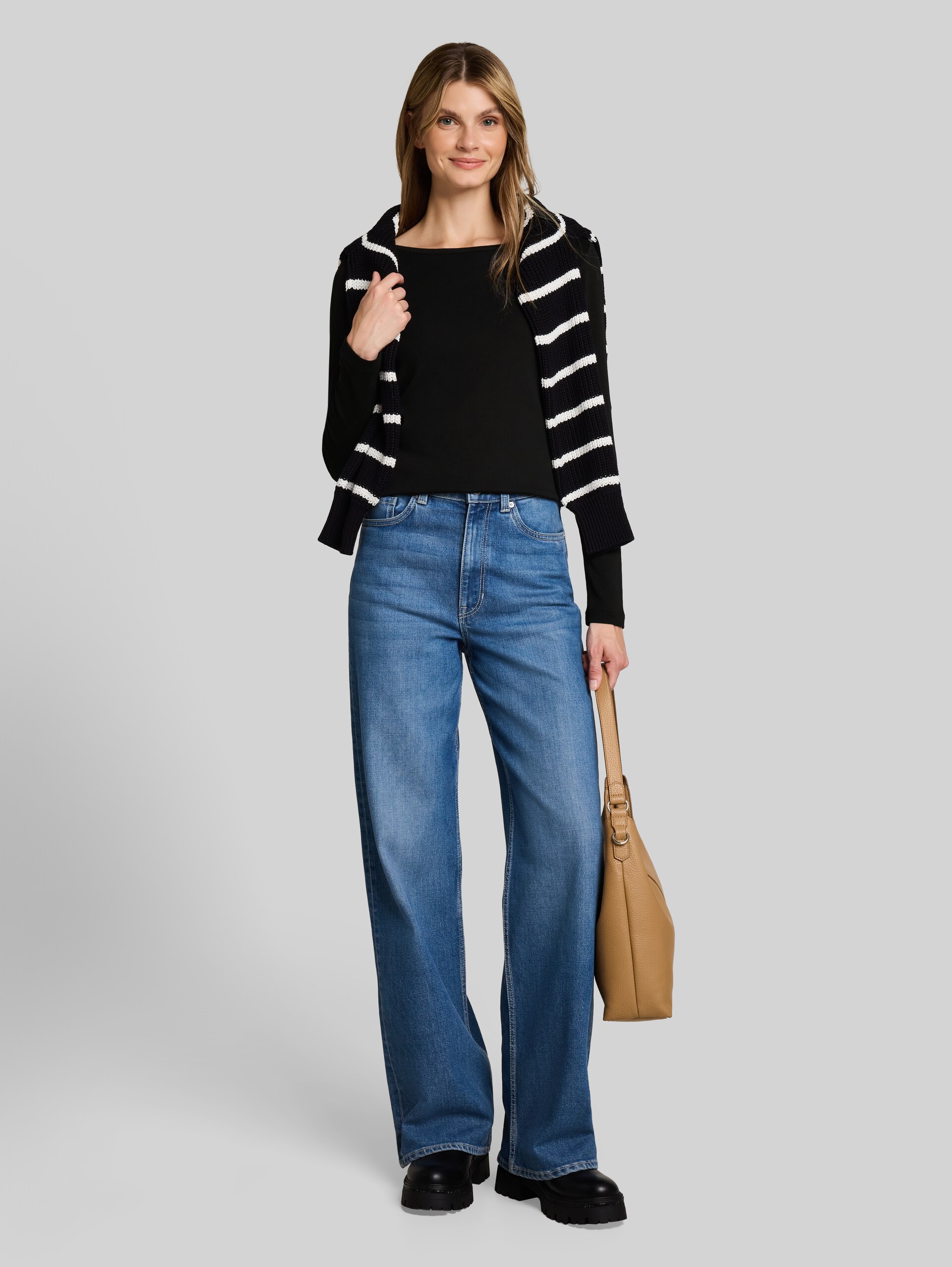 Slim Fit Langarmshirt mit U-Boot-Ausschnitt - deep black - Model-Vorderansicht