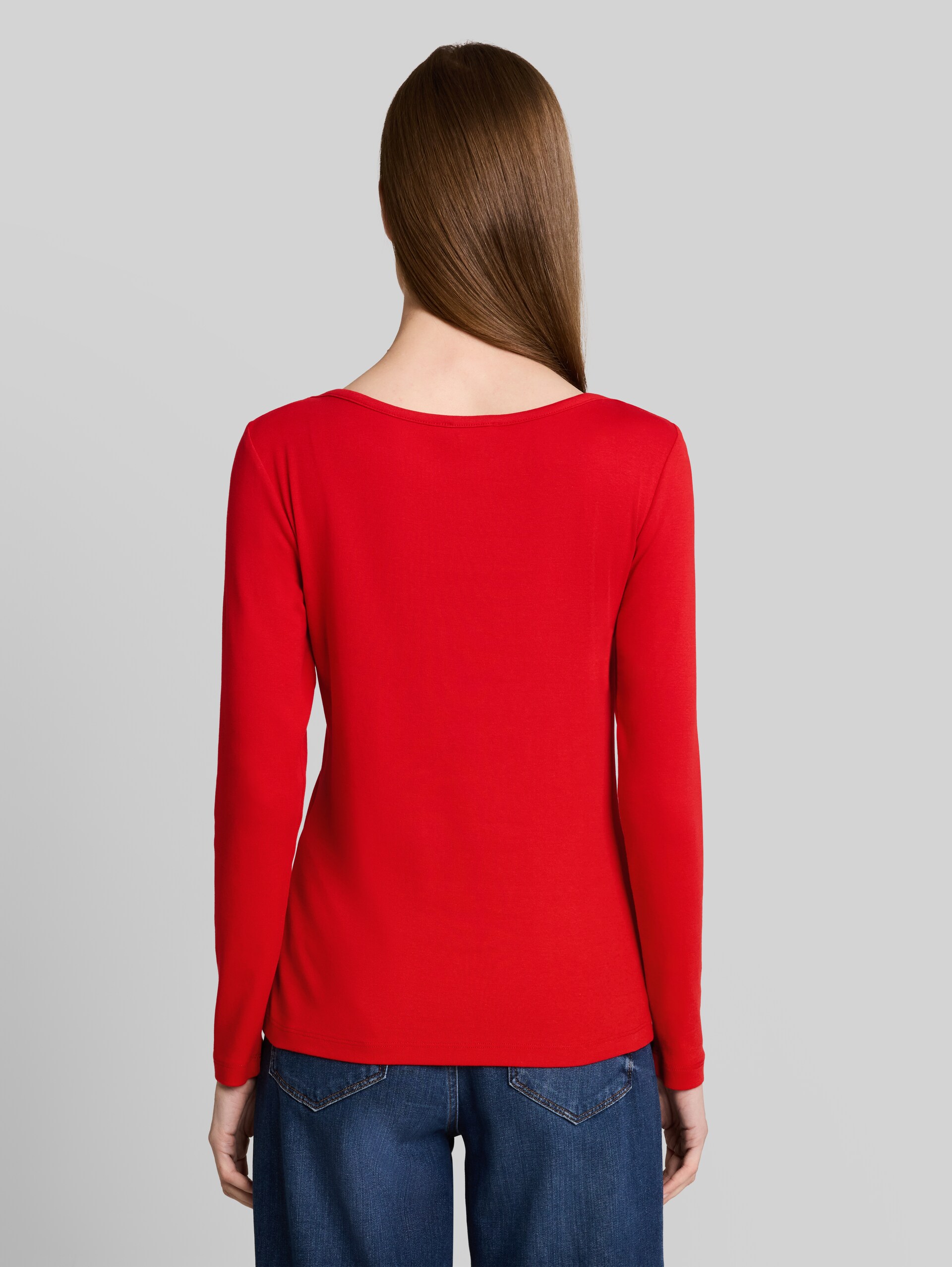 Slim Fit Langarmshirt mit U-Boot-Ausschnitt - soft scarlet red - Auschnitt Model-Rückansicht