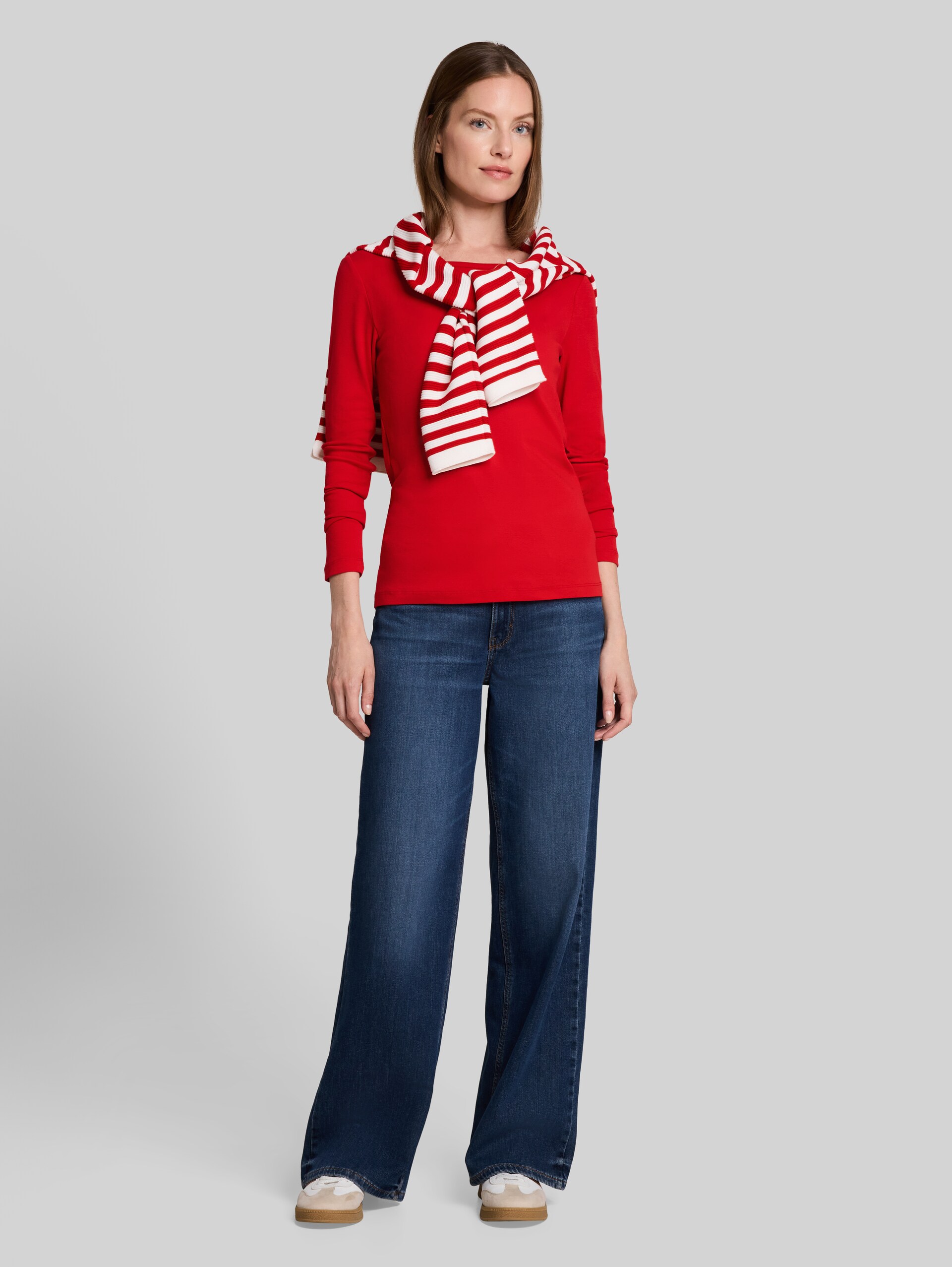 Slim Fit Langarmshirt mit U-Boot-Ausschnitt - soft scarlet red - Model-Vorderansicht