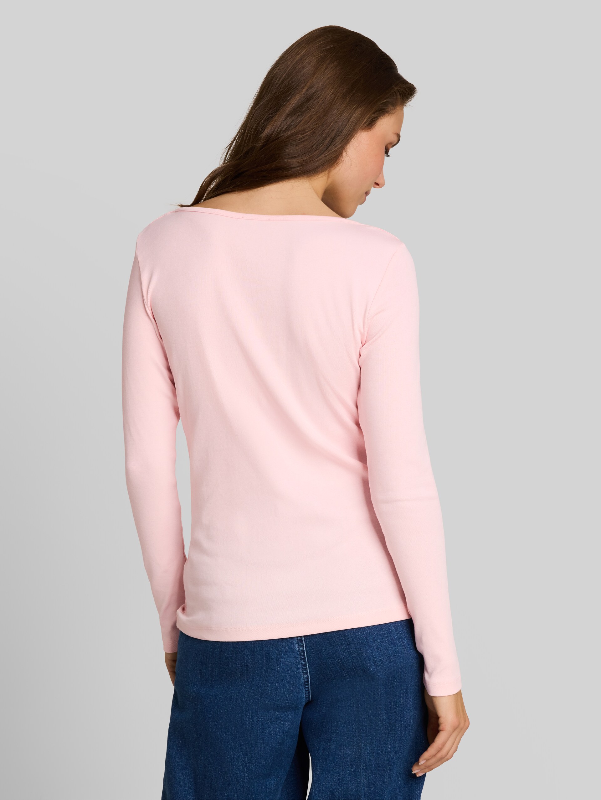 Slim Fit Langarmshirt mit U-Boot-Ausschnitt - light pastel pink - Auschnitt Model-Rückansicht