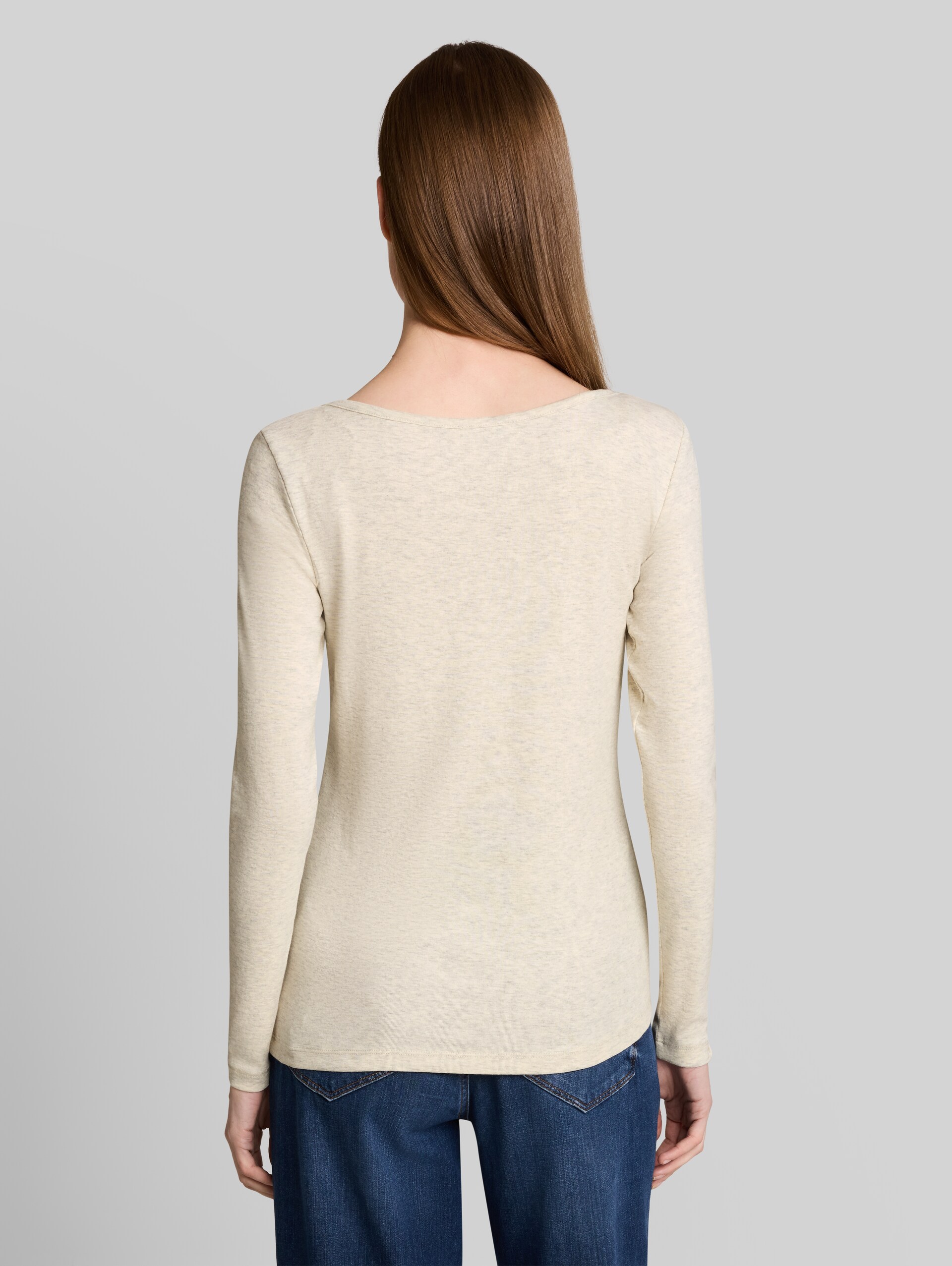 Slim Fit Langarmshirt mit U-Boot-Ausschnitt - whisper offwhite melange - Auschnitt Model-Rückansicht