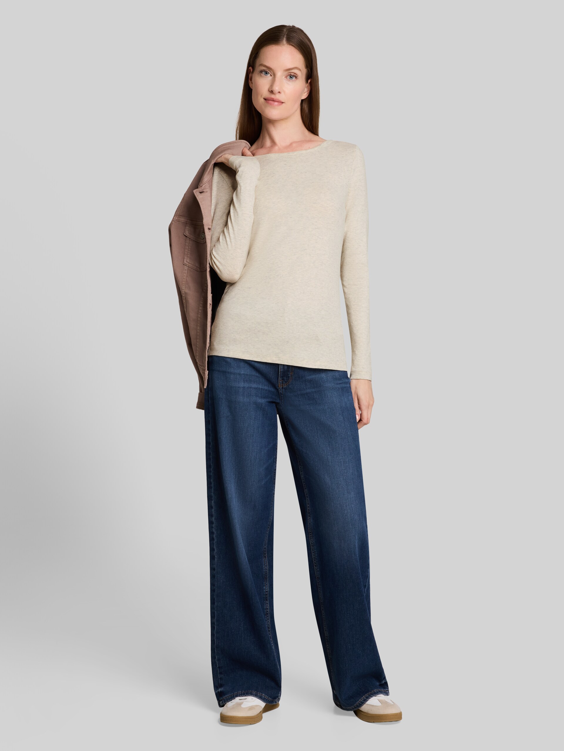 Slim Fit Langarmshirt mit U-Boot-Ausschnitt - whisper offwhite melange - Model-Vorderansicht
