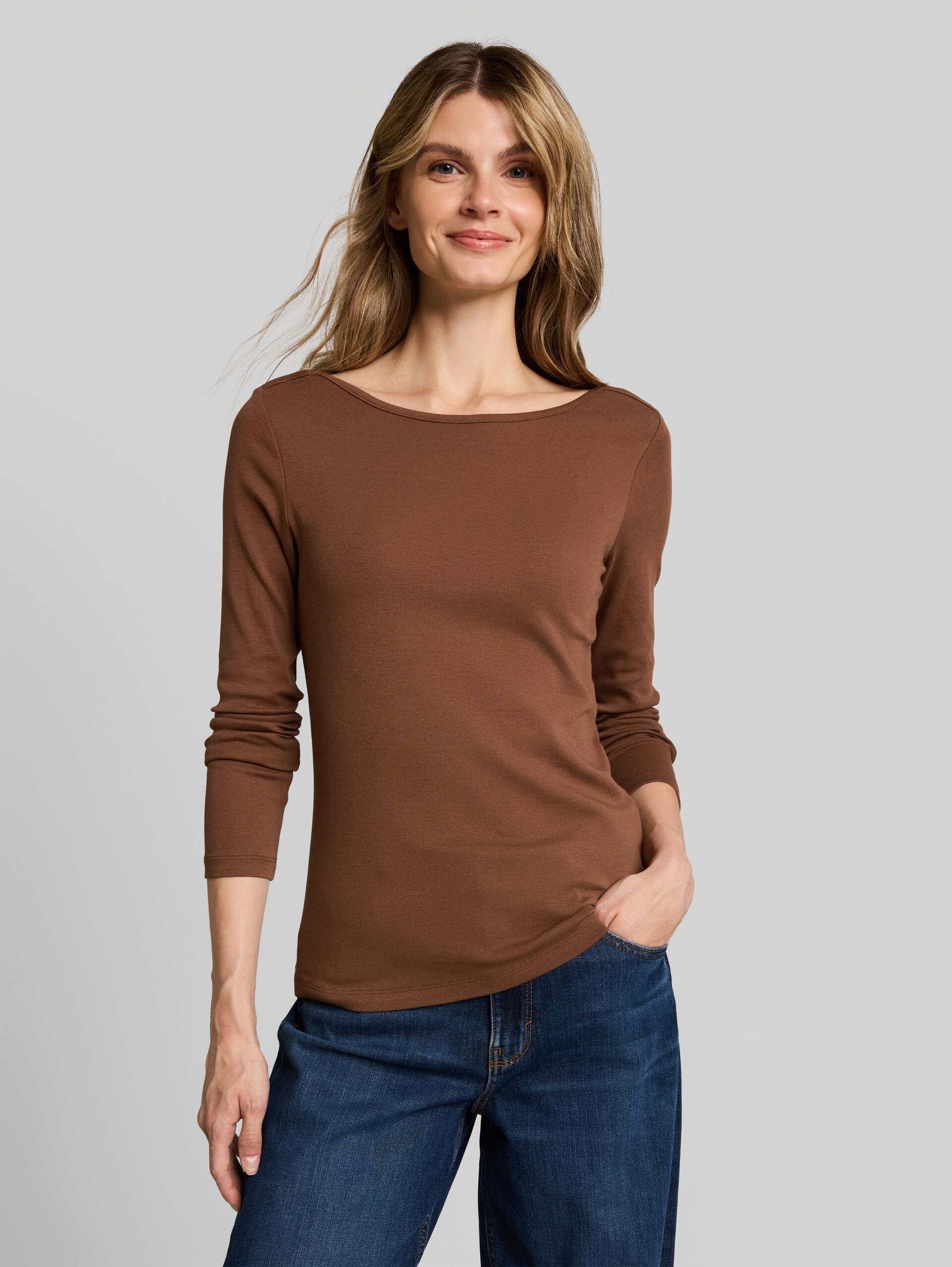 Slim Fit Langarmshirt mit U-Boot-Ausschnitt - camel - Ausschnitt Model-Vorderansicht
