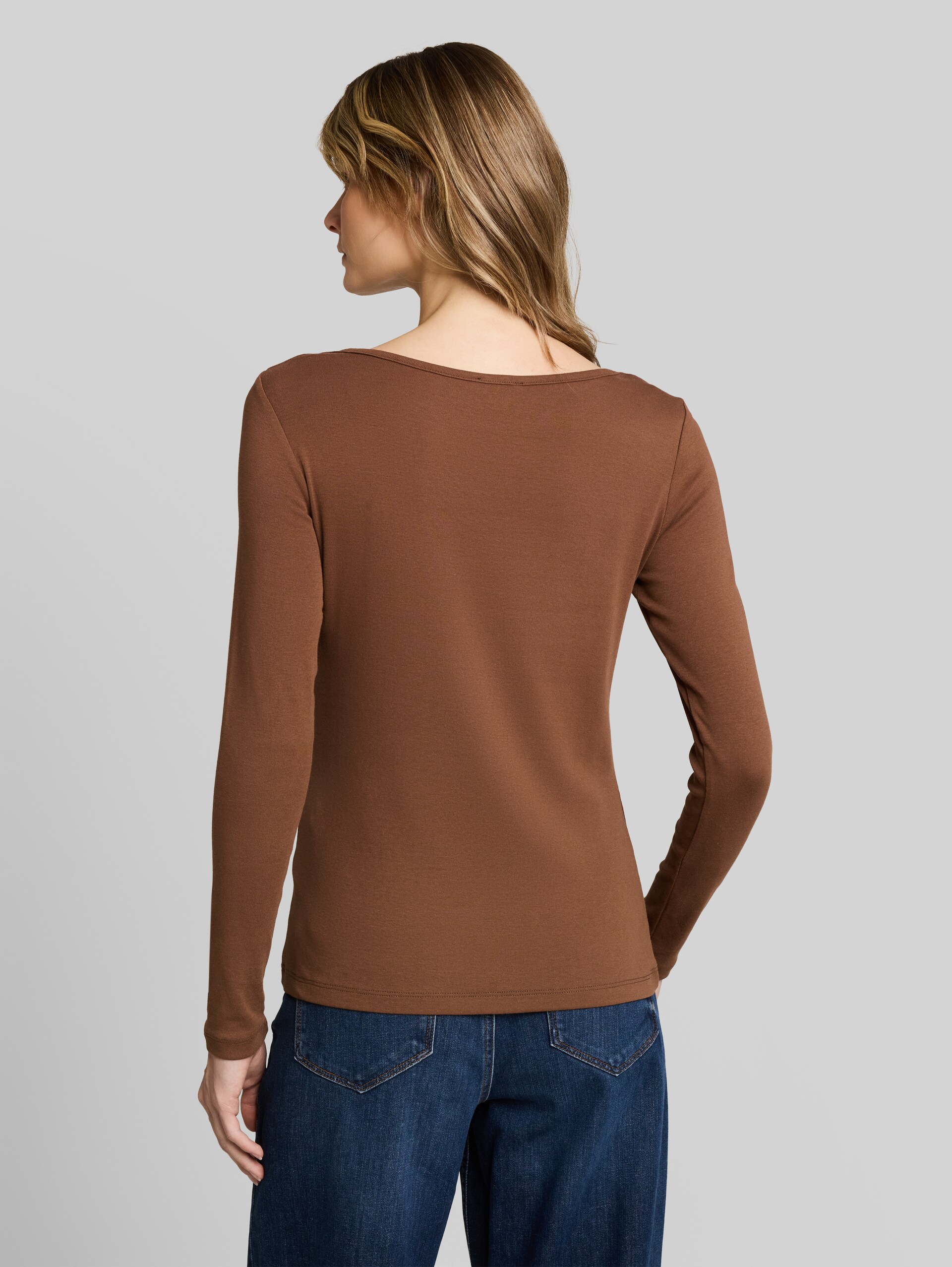Slim Fit Langarmshirt mit U-Boot-Ausschnitt - camel - Auschnitt Model-Rückansicht