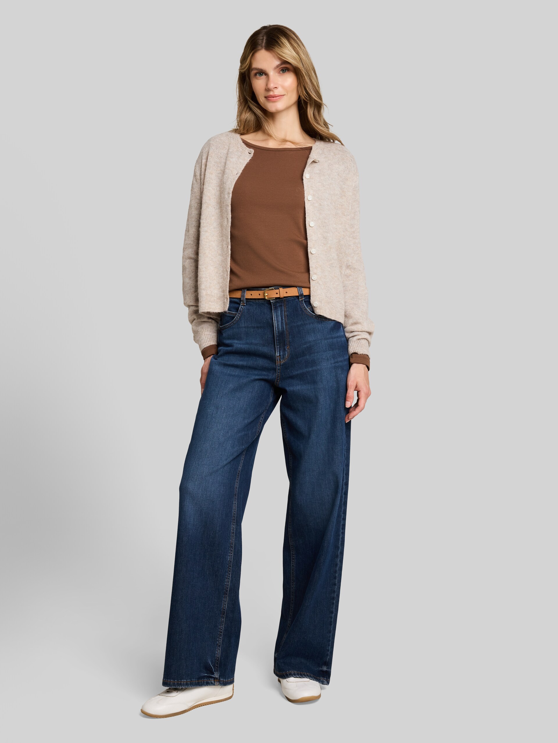 Slim Fit Langarmshirt mit U-Boot-Ausschnitt - camel - Model-Vorderansicht