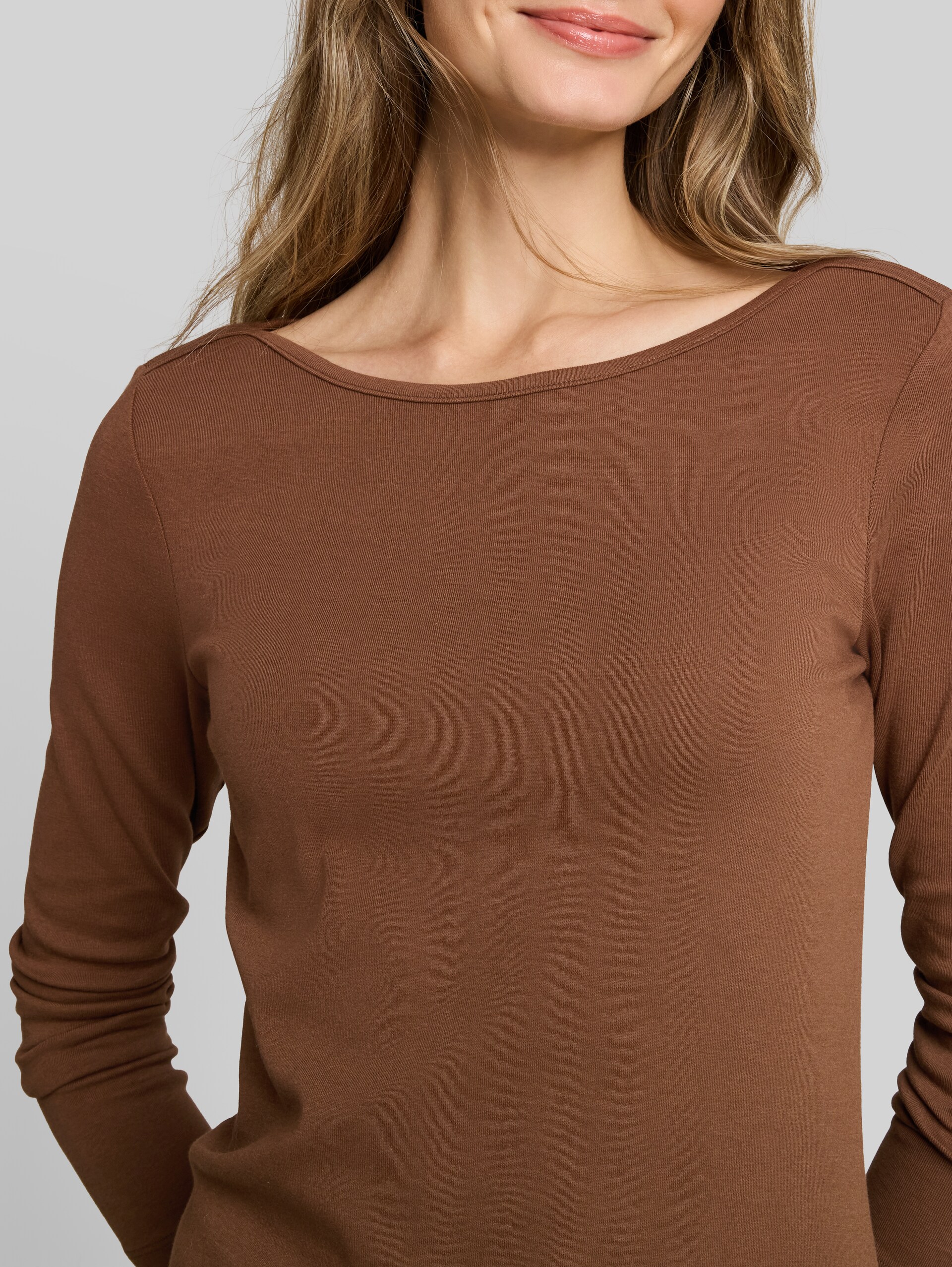 Slim Fit Langarmshirt mit U-Boot-Ausschnitt - camel - Detail-Model-Ansicht