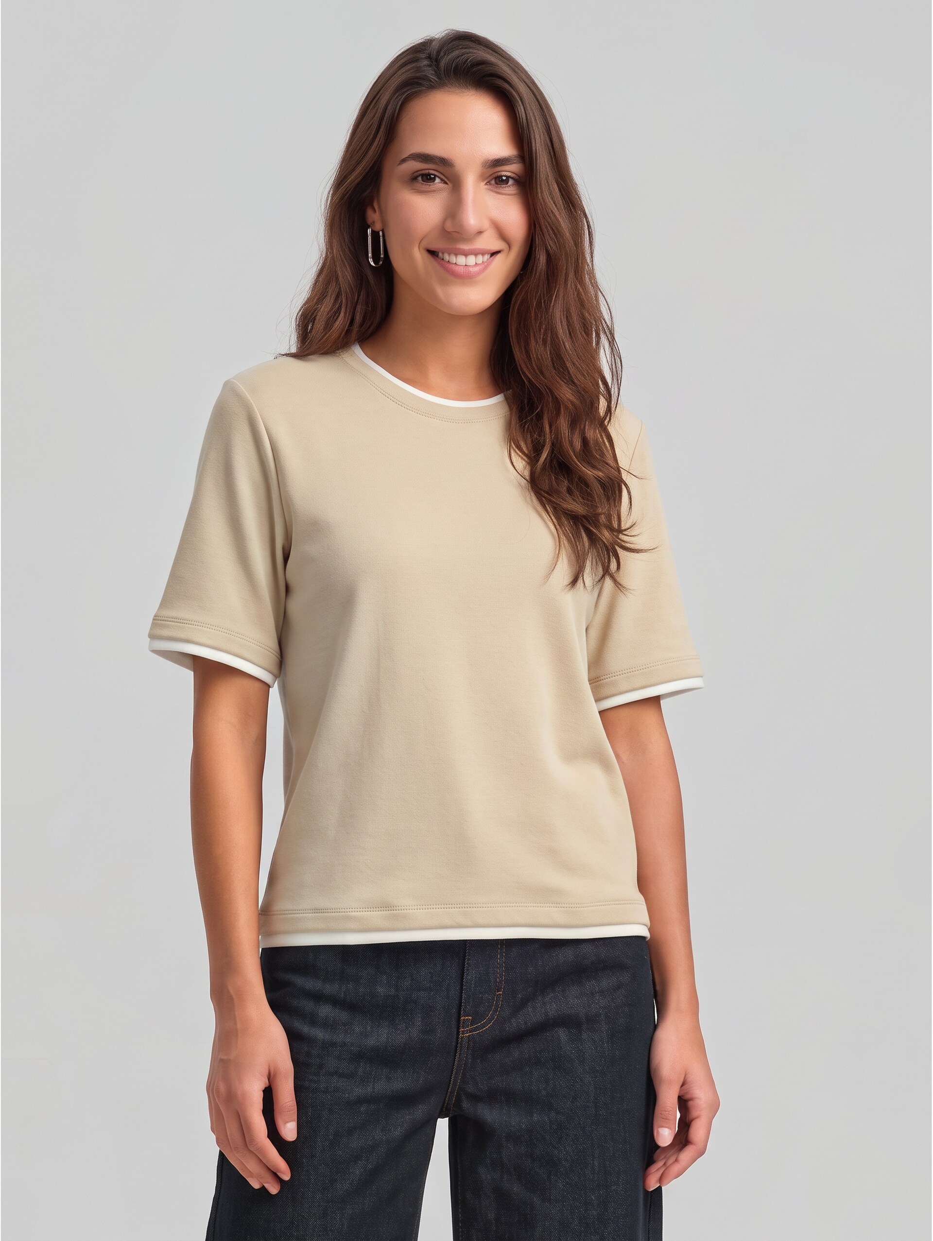 T-shirt coupe carrée au look 2-en-1 - gravel beige melange - Découpe Vue de face du modèle