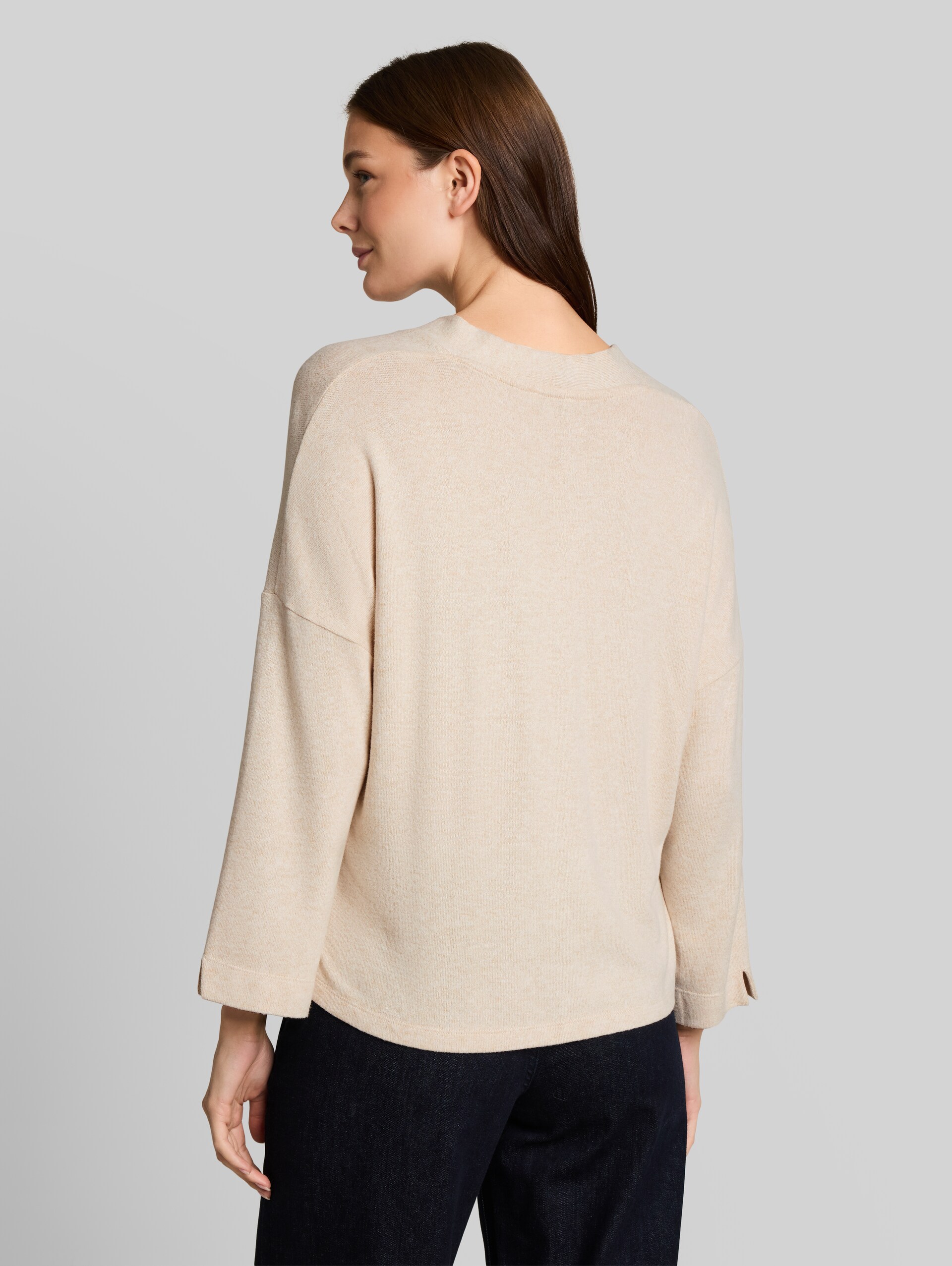 Cosy Langarmshirt mit V-Ausschnitt - whisper offwhite melange - Auschnitt Model-Rückansicht