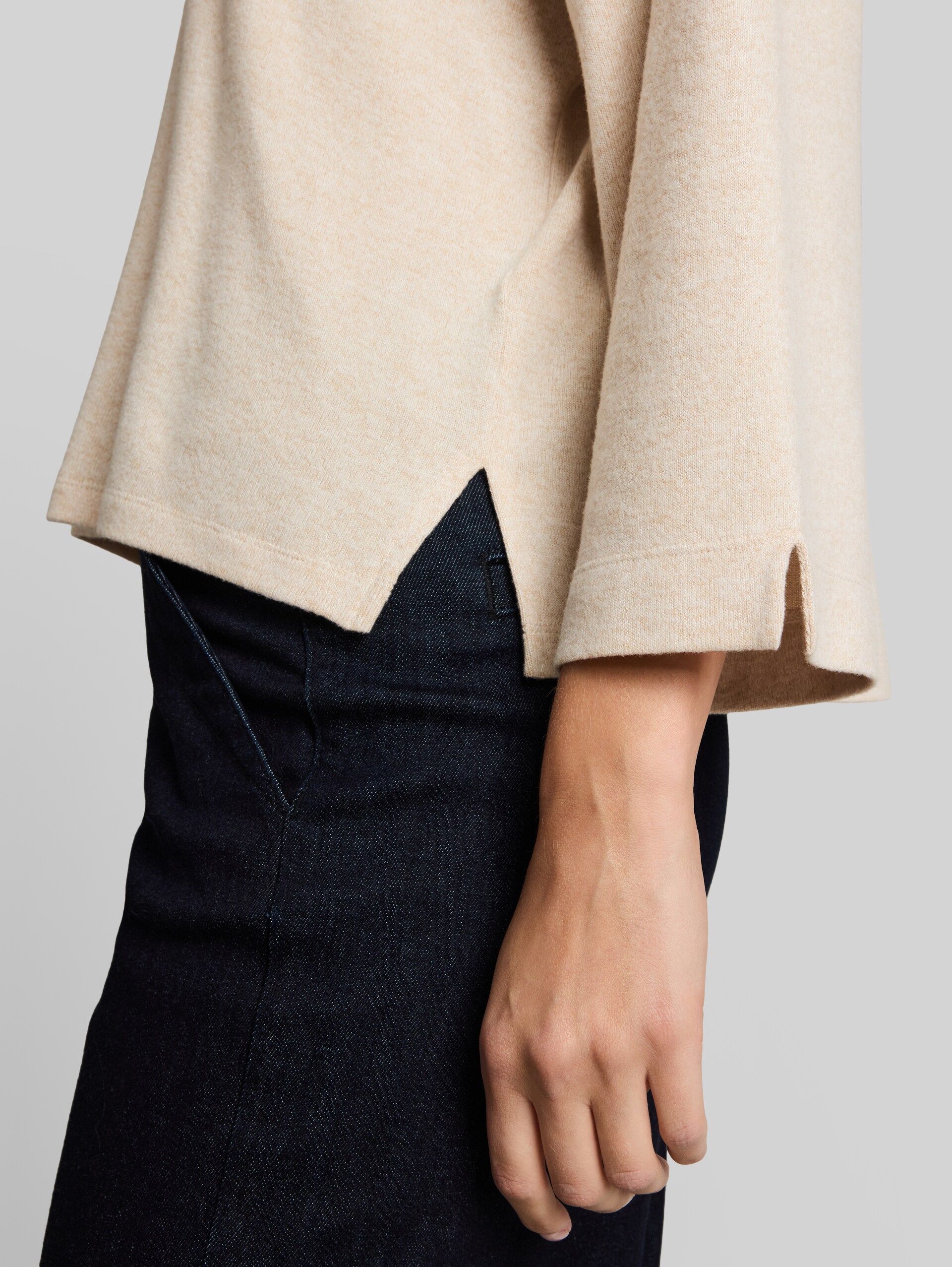 Cosy Langarmshirt mit V-Ausschnitt - whisper offwhite melange - Detail-Model-Ansicht