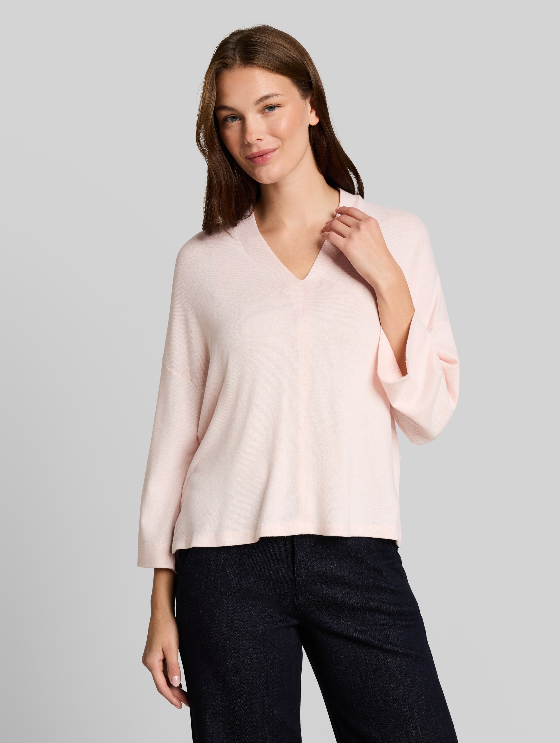 Cosy Langarmshirt mit V-Ausschnitt - light pastel pink melange - Ausschnitt Model-Vorderansicht