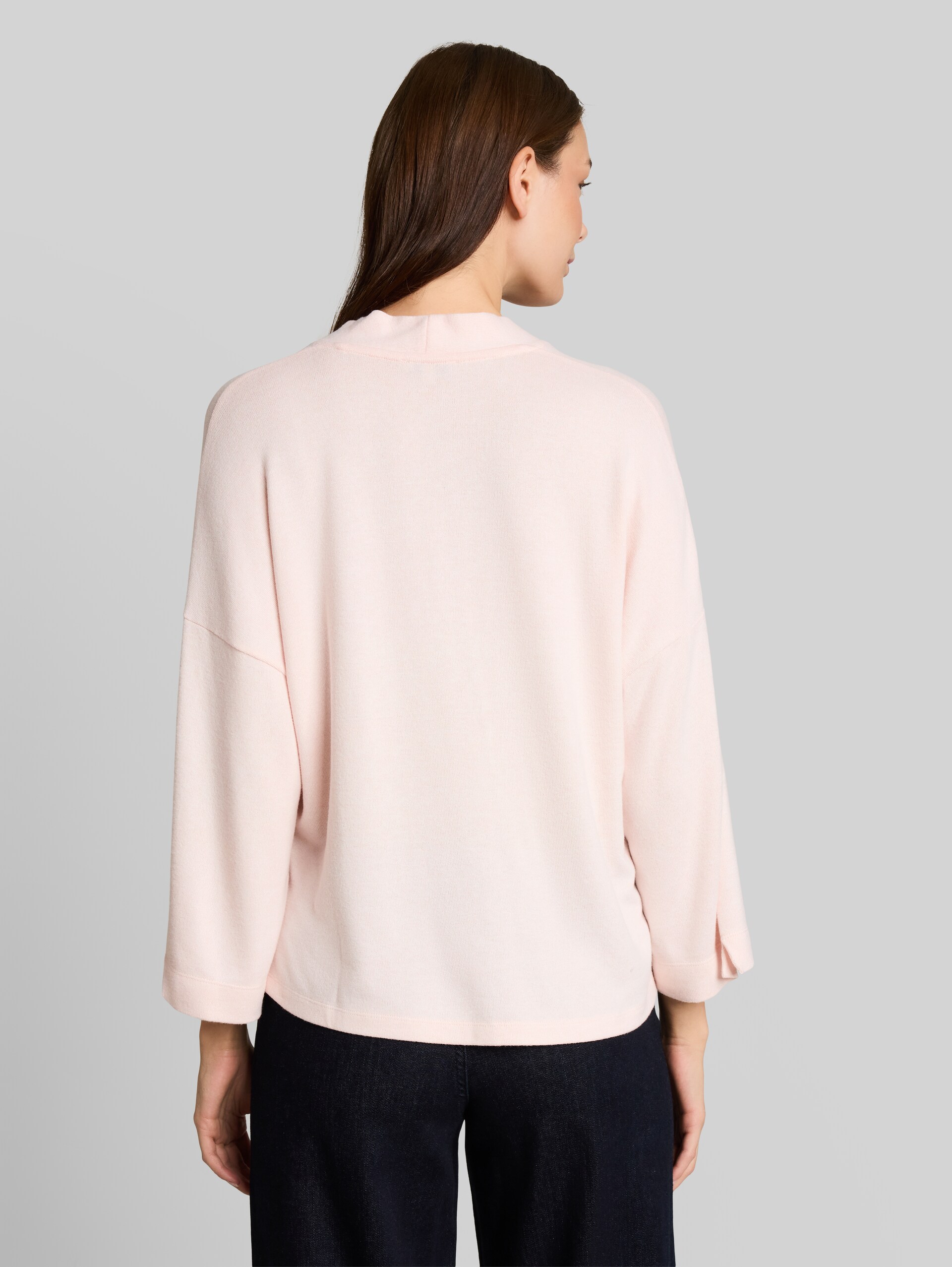 Cosy Langarmshirt mit V-Ausschnitt - light pastel pink melange - Auschnitt Model-Rückansicht