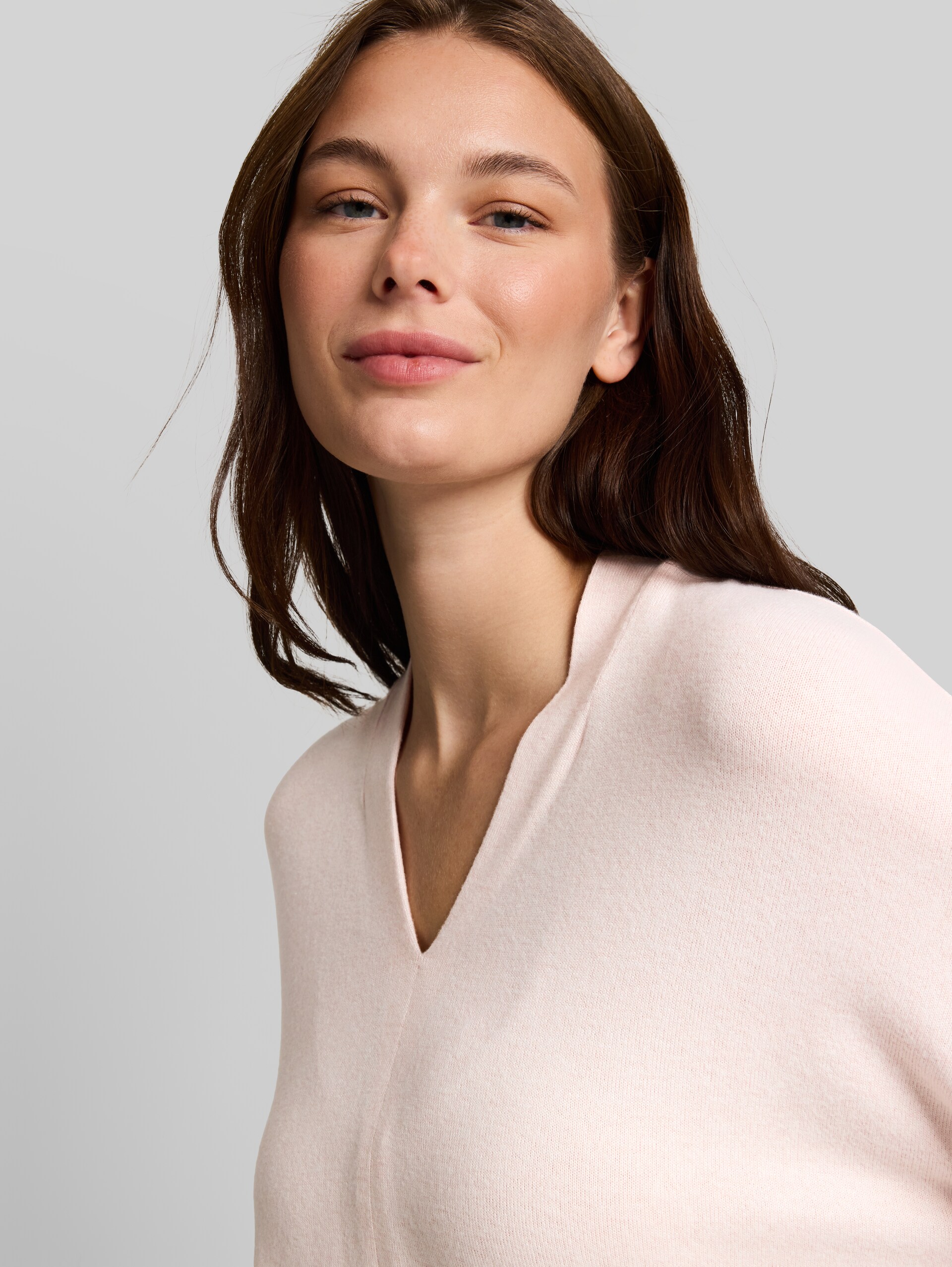 Cosy Langarmshirt mit V-Ausschnitt - light pastel pink melange - Detail-Model-Ansicht