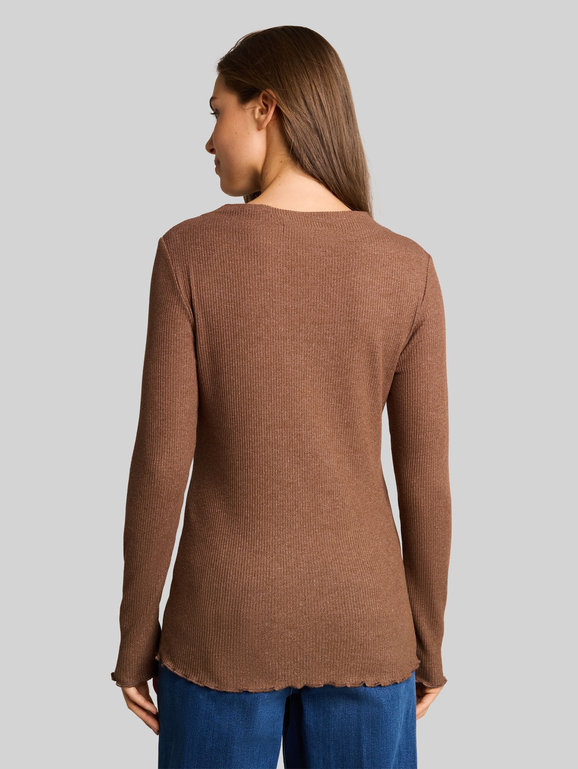 Langarmshirt mit Rippstruktur - mid camel melange - Auschnitt Model-Rückansicht