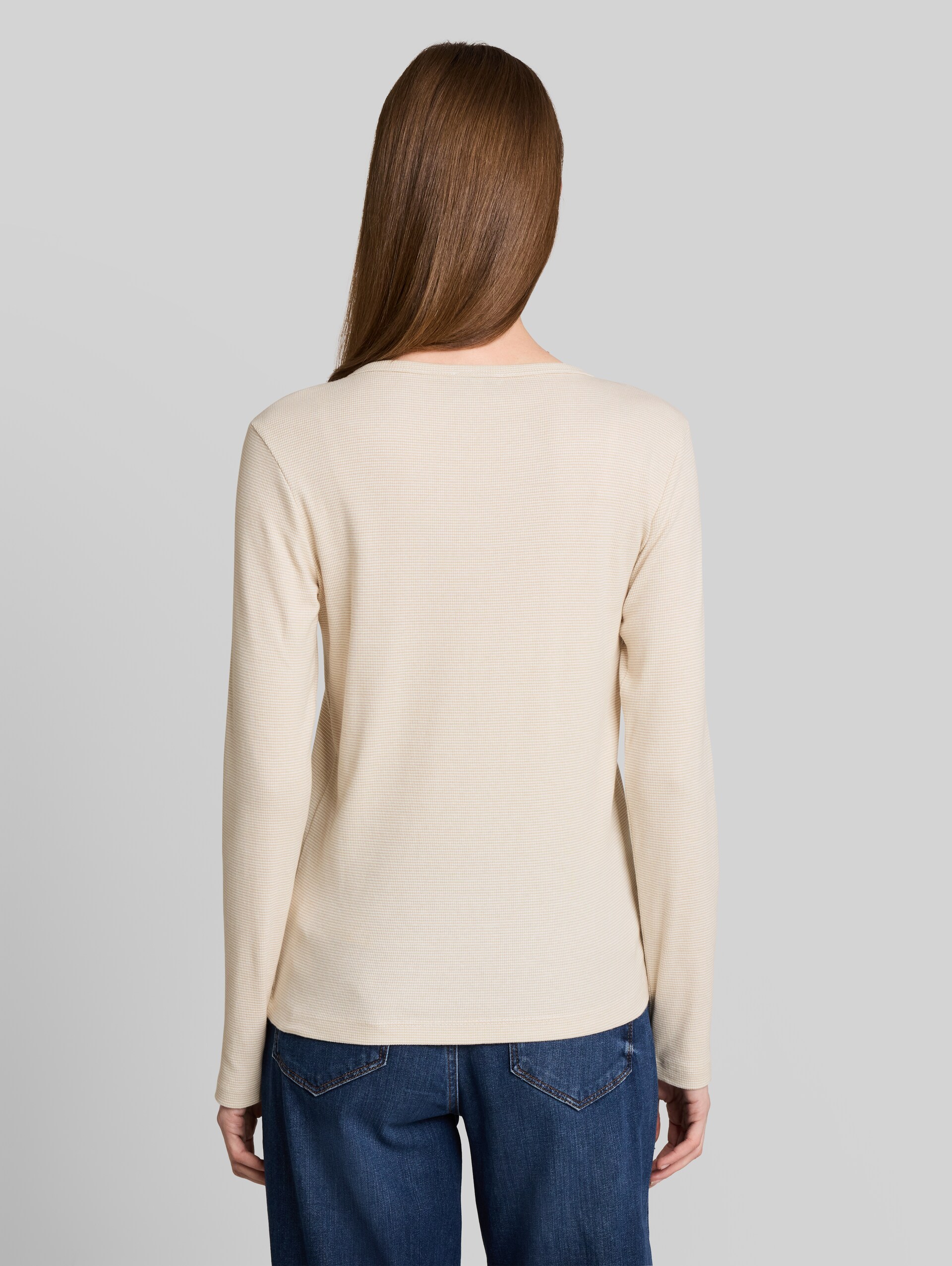 Henley Langarmshirt mit Rippstruktur - white gravel beige stripe - Auschnitt Model-Rückansicht