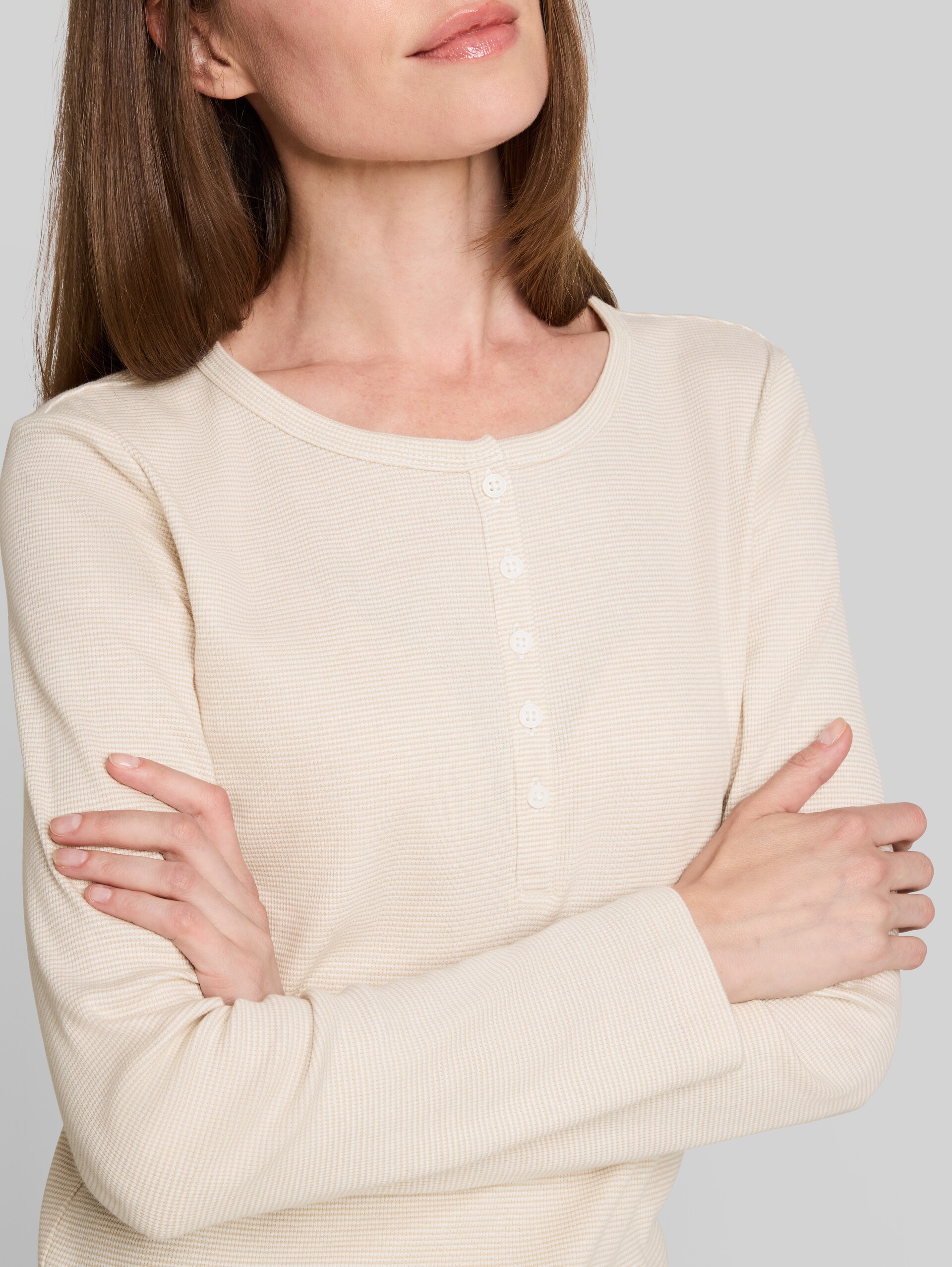 Henley Langarmshirt mit Rippstruktur - white gravel beige stripe - Detail-Model-Ansicht