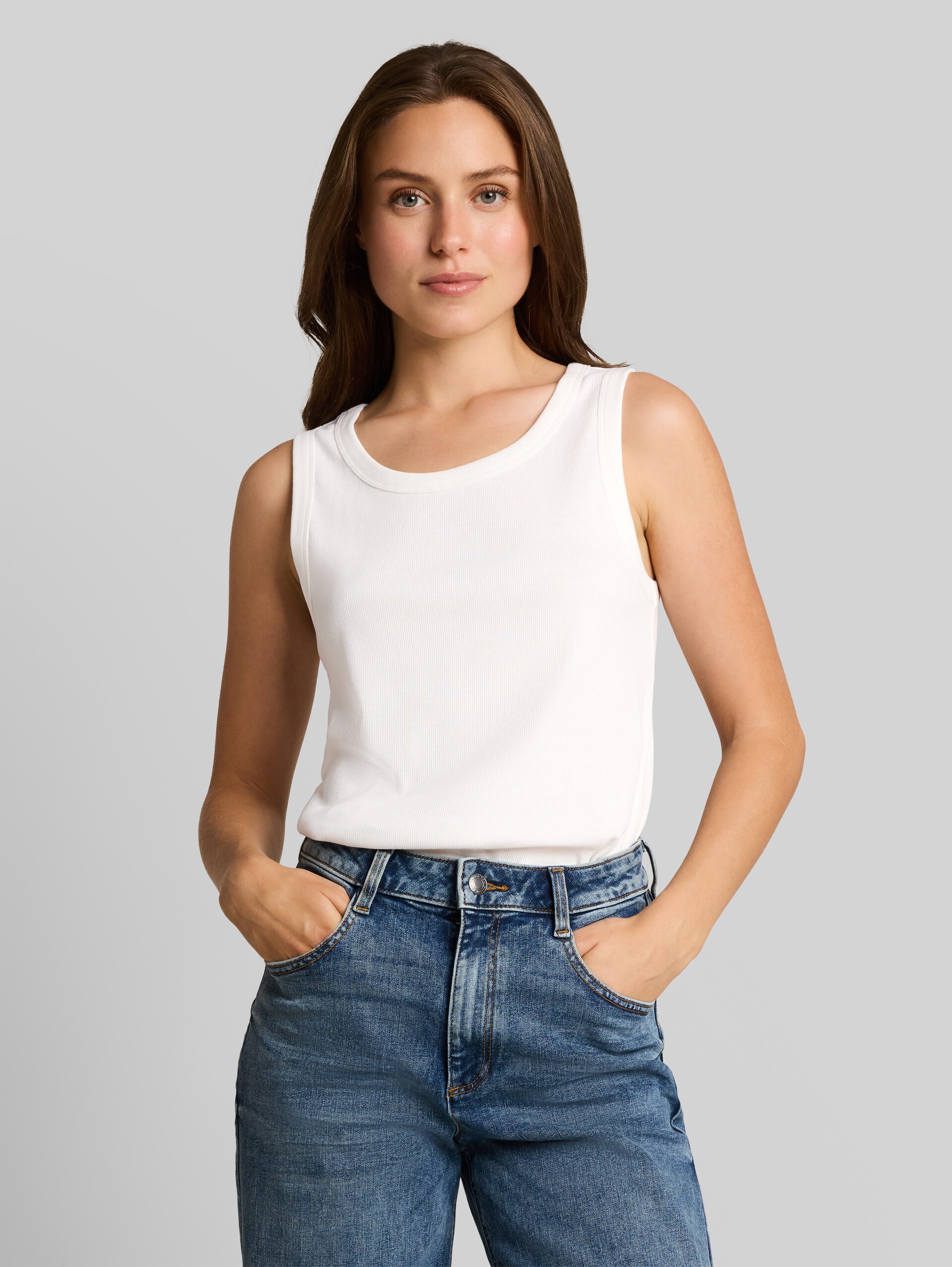 Top mit Rippstruktur - Whisper White - Ausschnitt Model-Vorderansicht