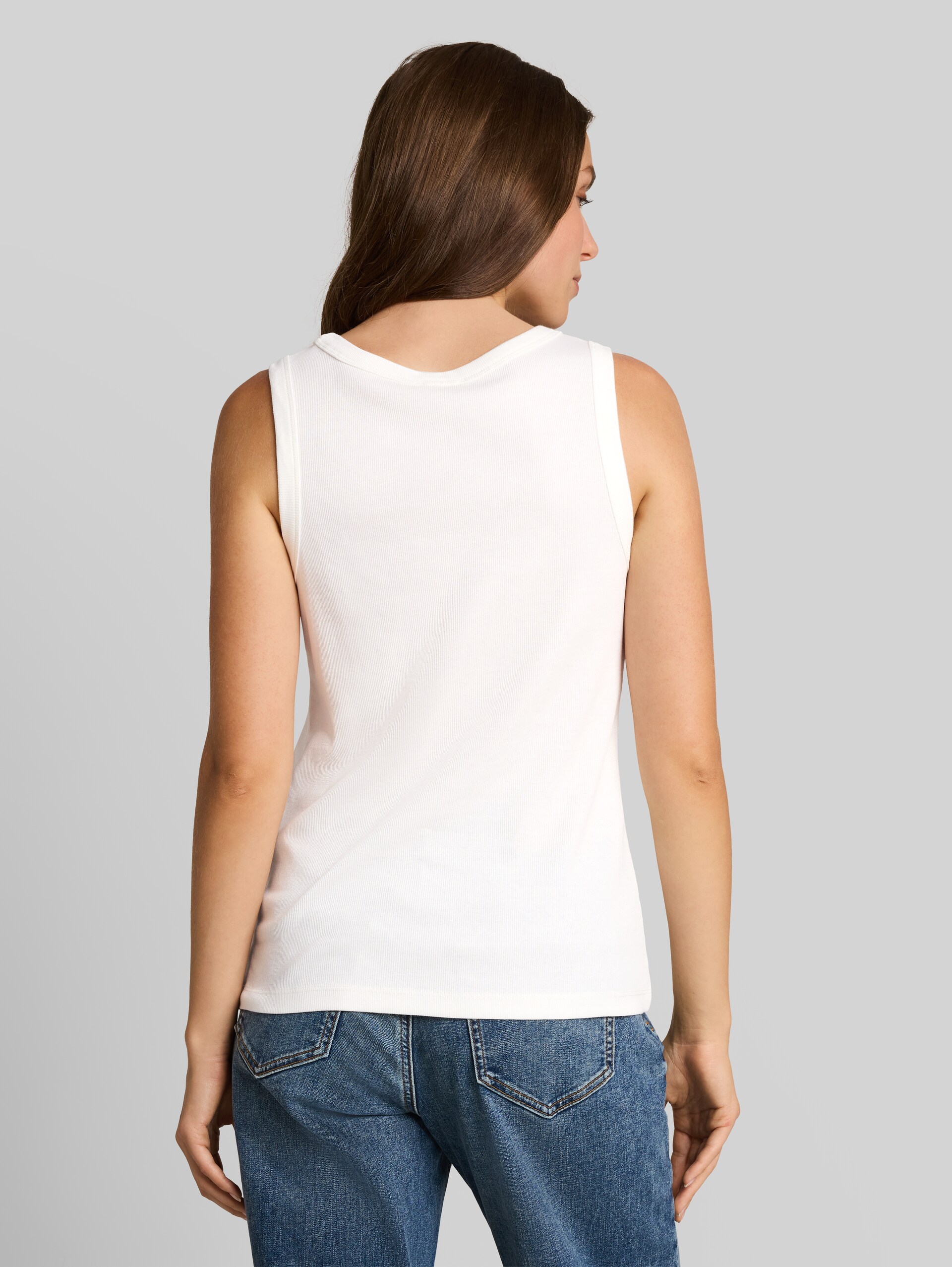 Top mit Rippstruktur - Whisper White - Auschnitt Model-Rückansicht