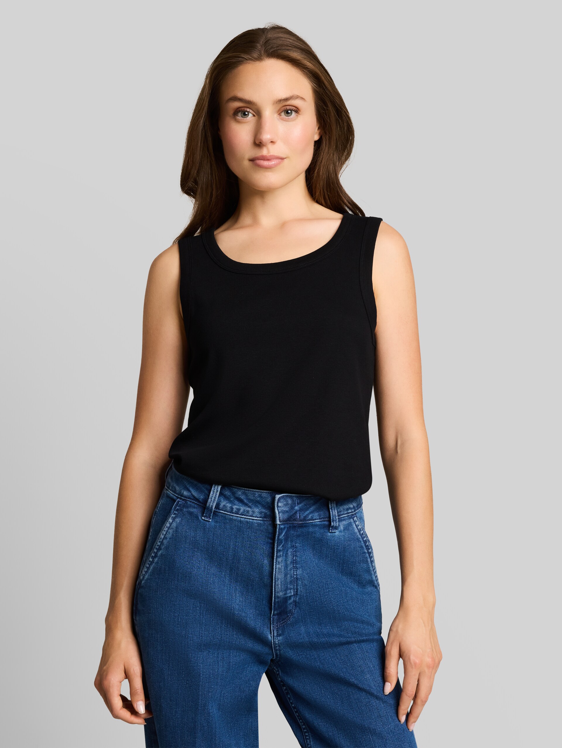 Top mit Rippstruktur - deep black - Ausschnitt Model-Vorderansicht