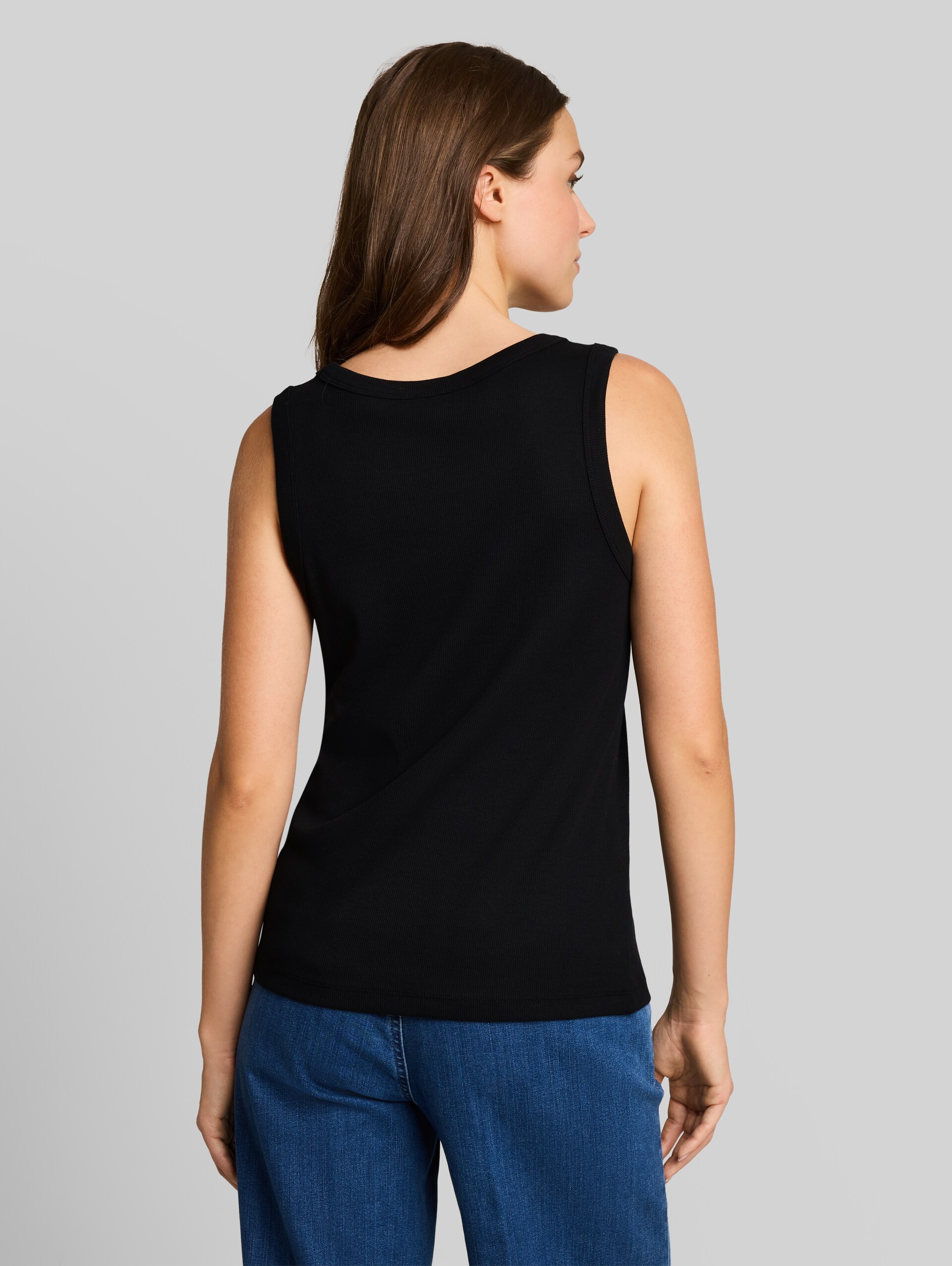 Top mit Rippstruktur - deep black - Auschnitt Model-Rückansicht