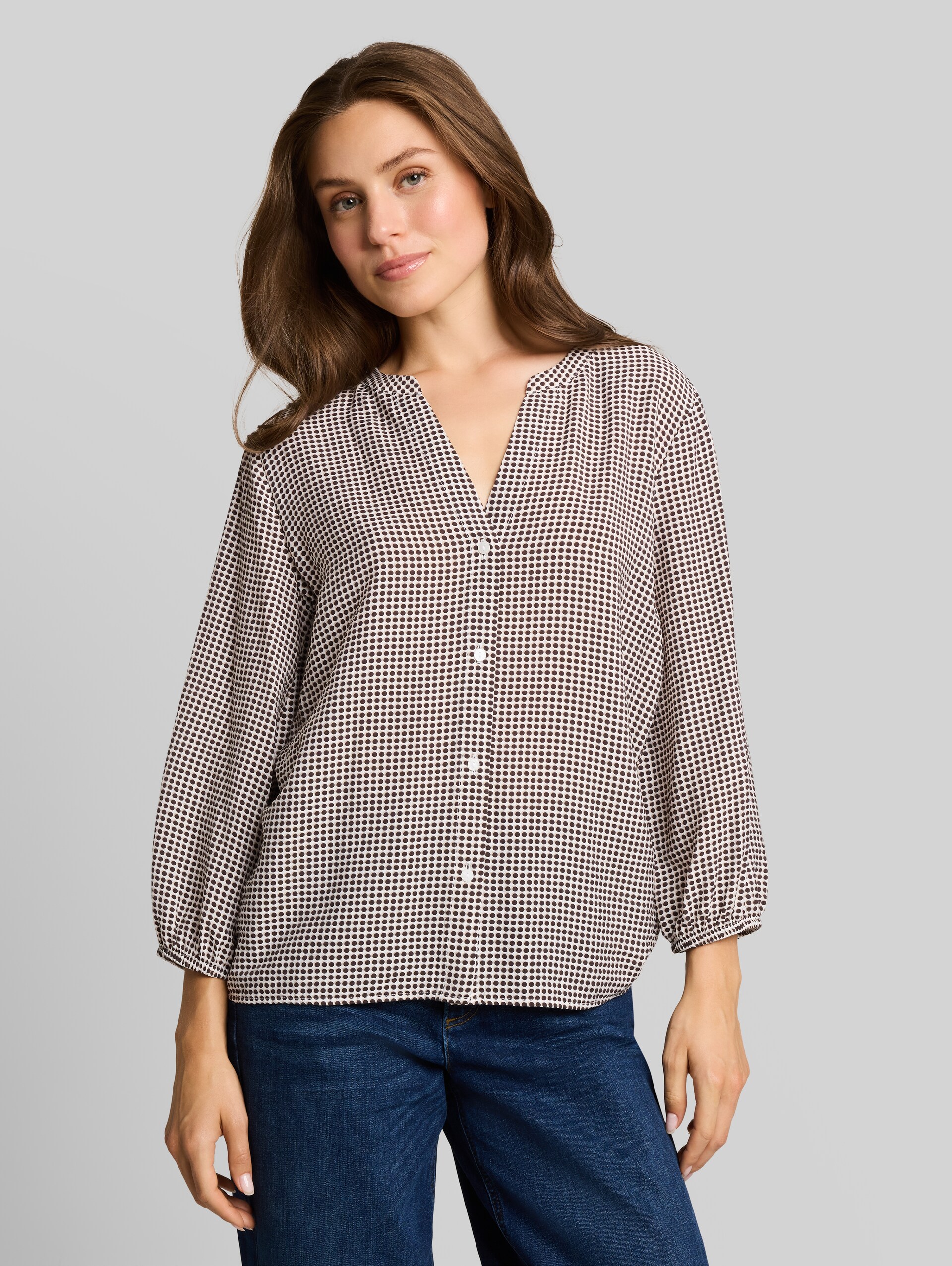 Bluse mit Muster - small brown dot print - Ausschnitt Model-Vorderansicht